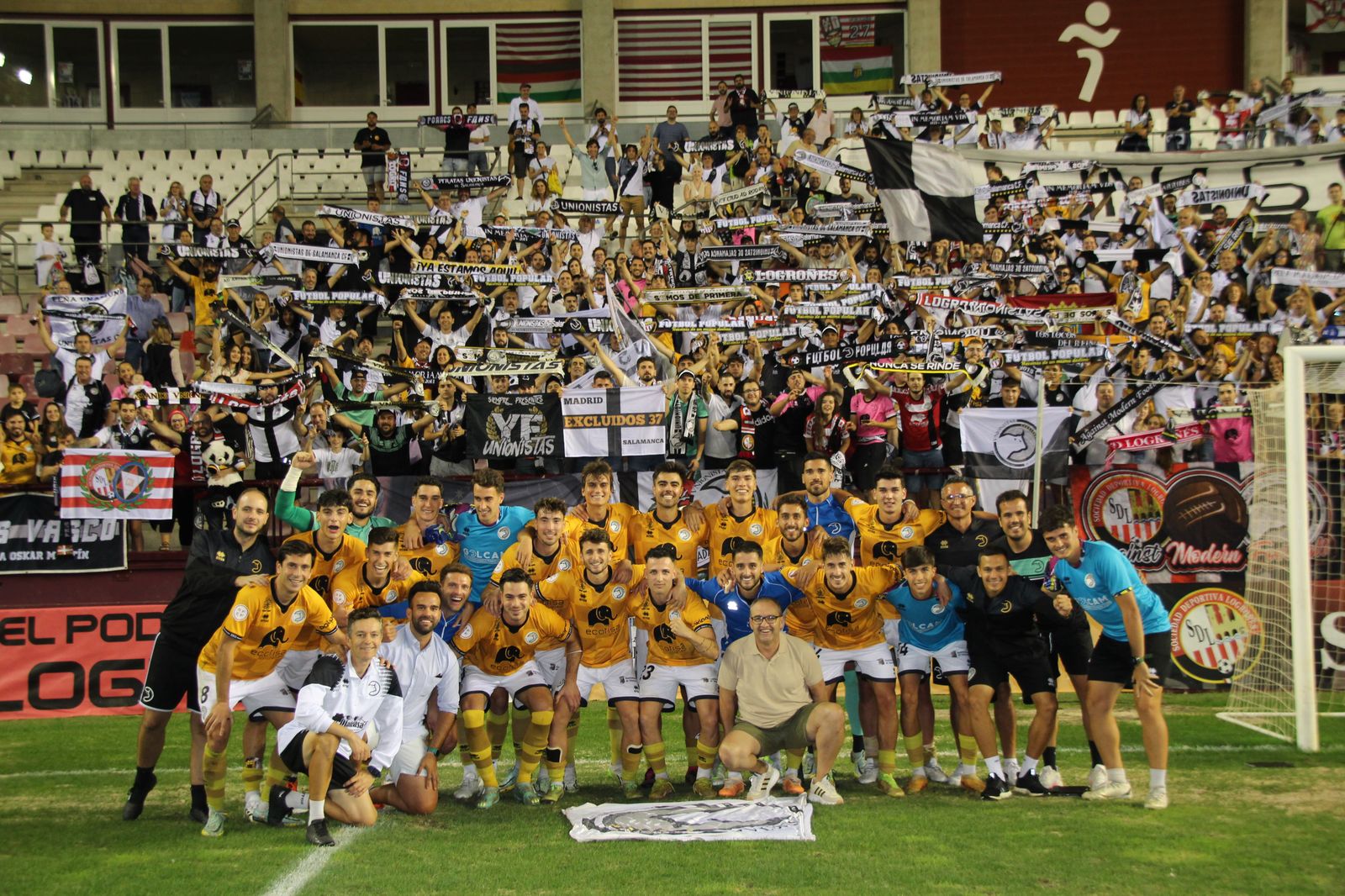 Los jugadores de Unionistas festejan la victoria junto a los aficionados en Las Gaunas | FOTO UNIONISTAS CF