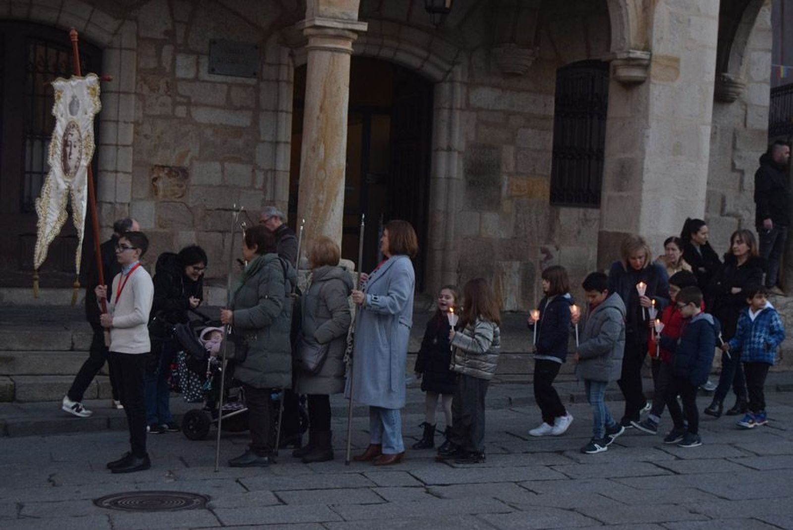 las-candelas-vuelven-a-unir-la-iglesia-de-san-juan-con-la-de-san-vicente-82