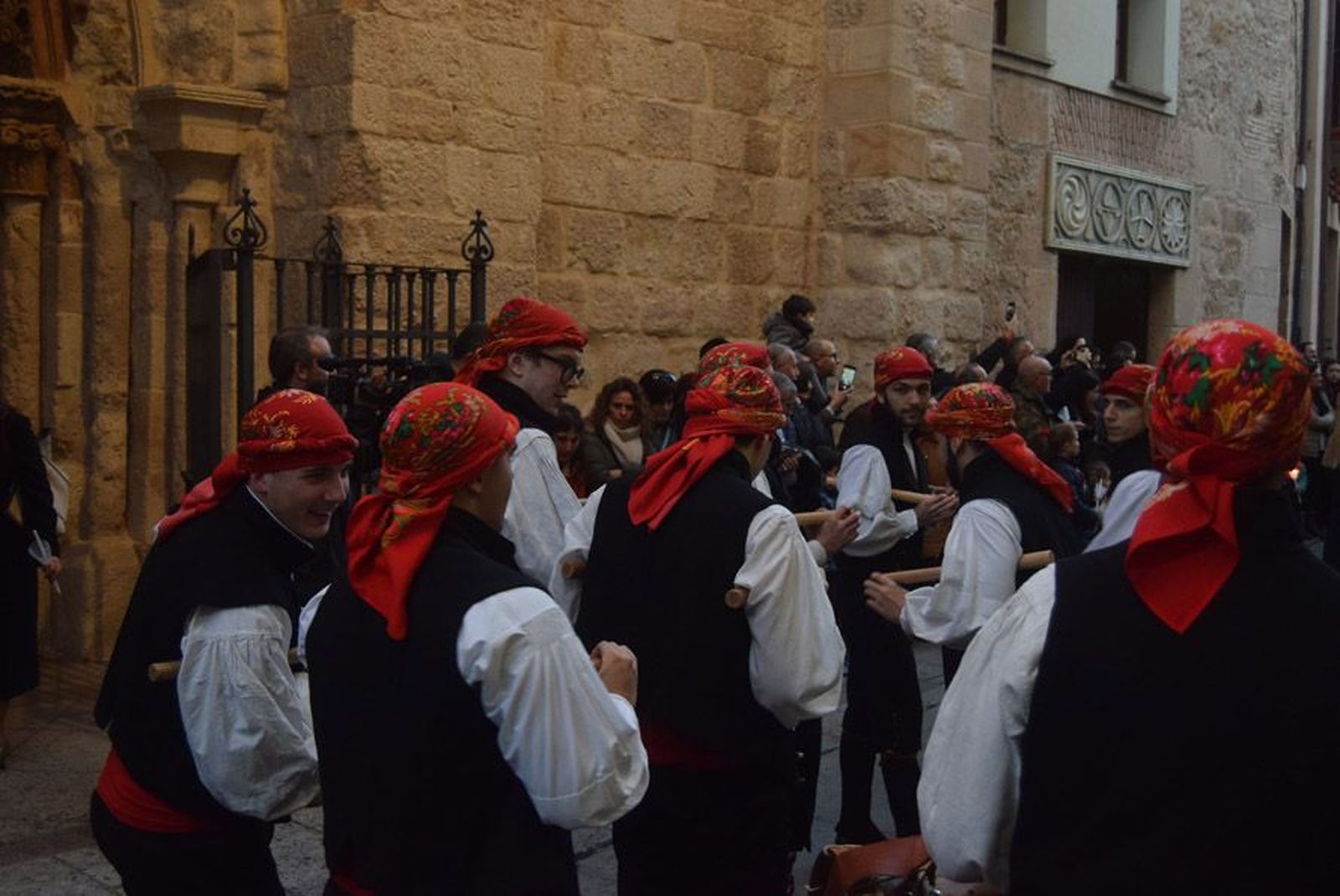 las-candelas-vuelven-a-unir-la-iglesia-de-san-juan-con-la-de-san-vicente-114