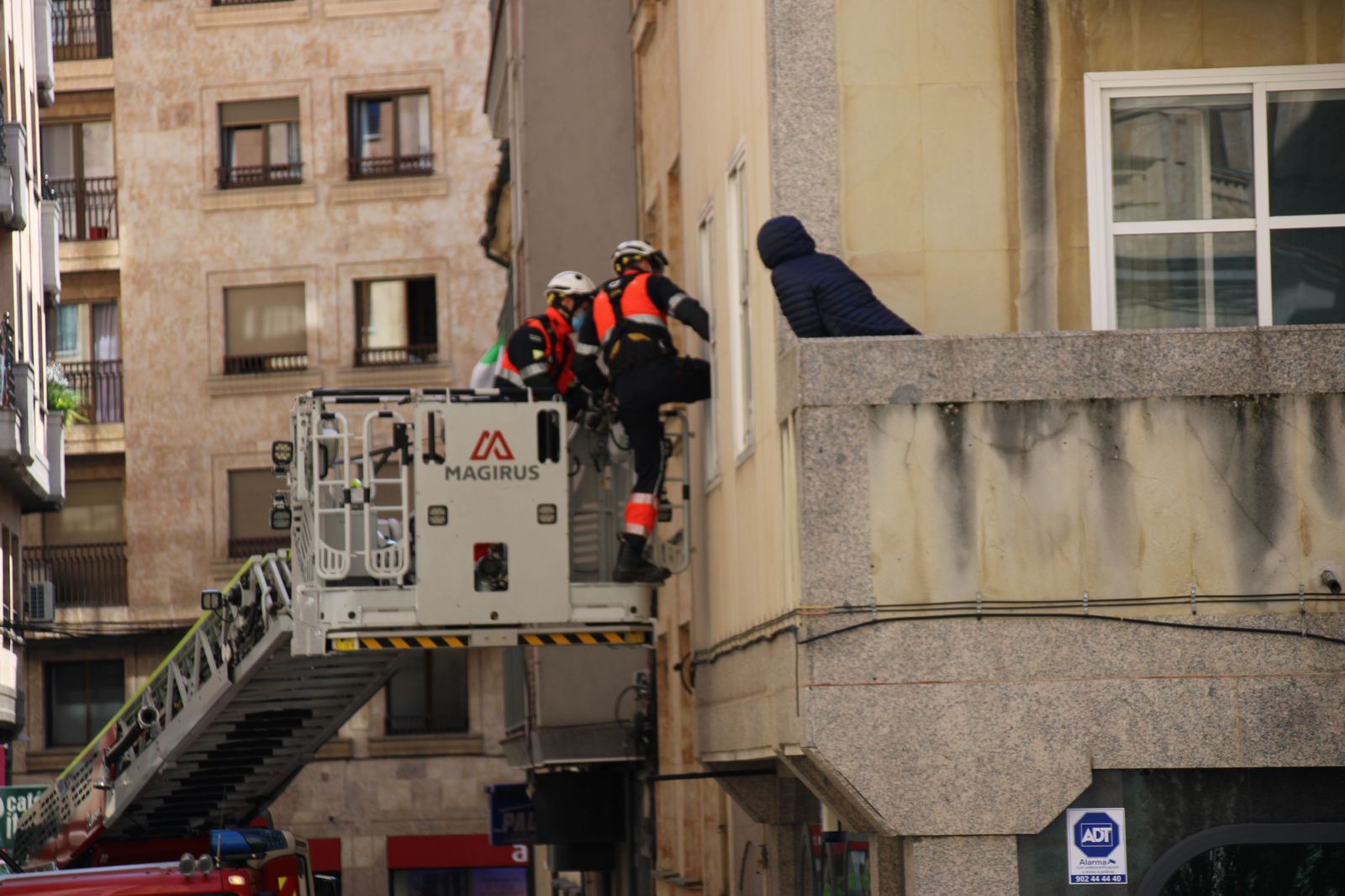 Persona encerrada balcón.
