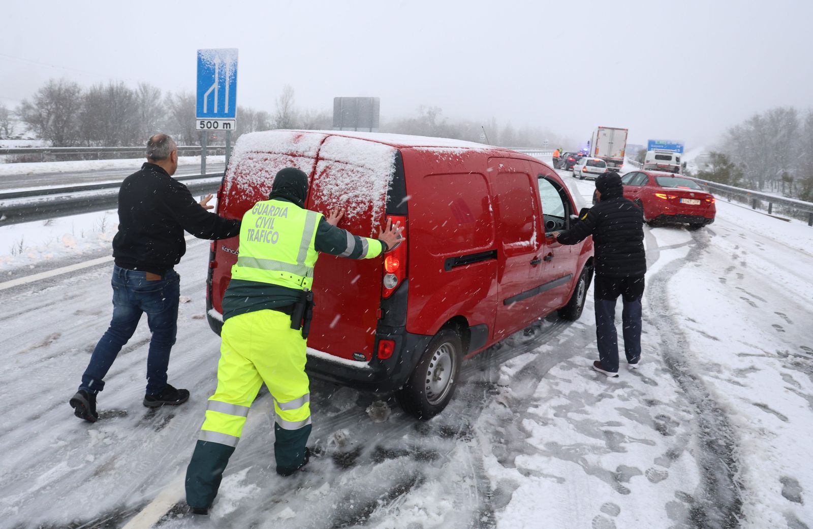 jose-vicente-ical-la-intensa-nevada-de-las-ultimas-horas-obliga-a-cerrar-al-trafico-la-autovia-de-la-ruta-de-la-plata-a-66-entre-sorihuela-y-vallejera-de-riofrio-salamanca-8