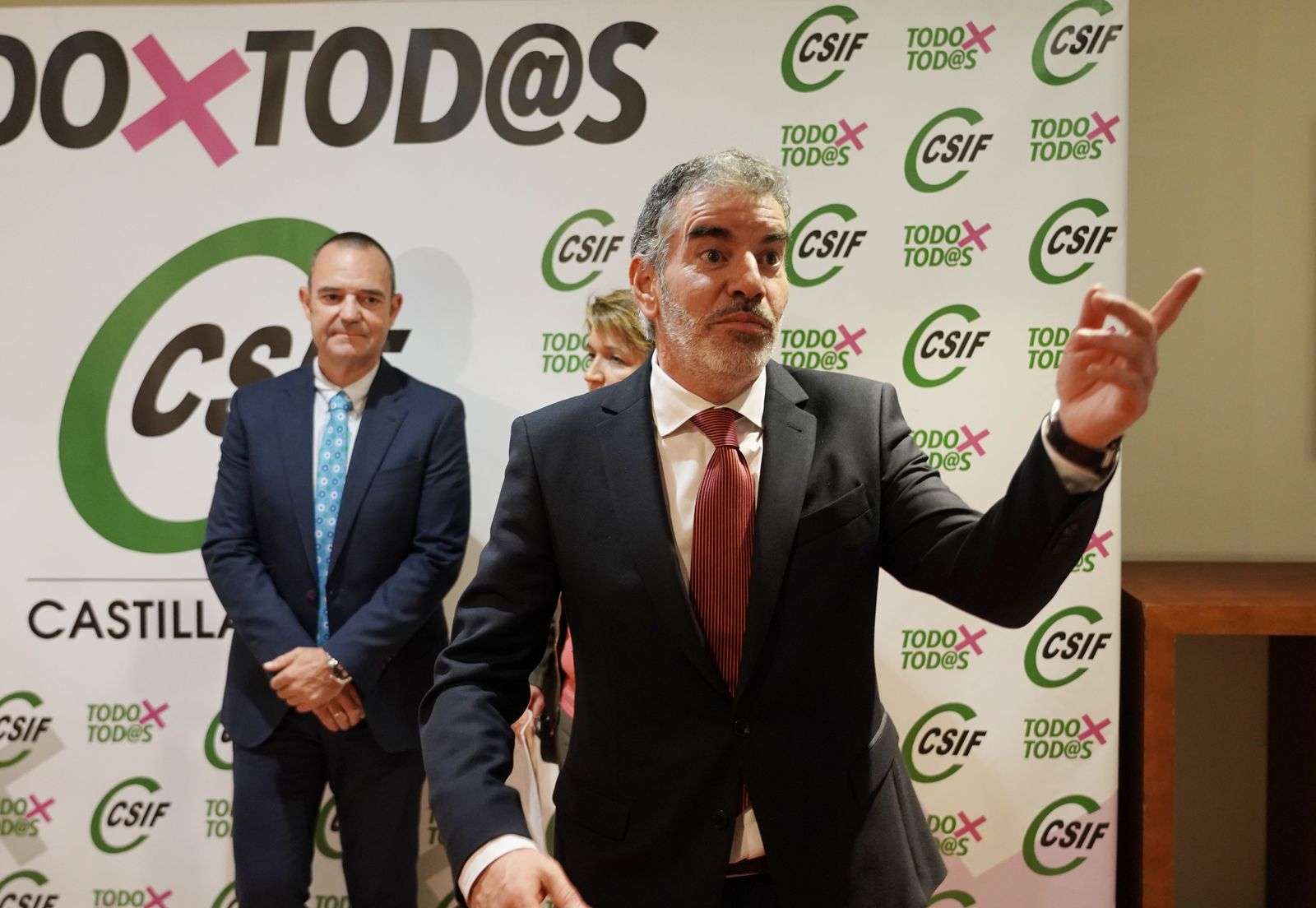 El presidente nacional de Empresa Privada de CSIF, Pedro Pobes, y el presidente autonómico de CSIF, Bejamín Castro, participan en una jornada dedicada al sector autonómico de empresa privada