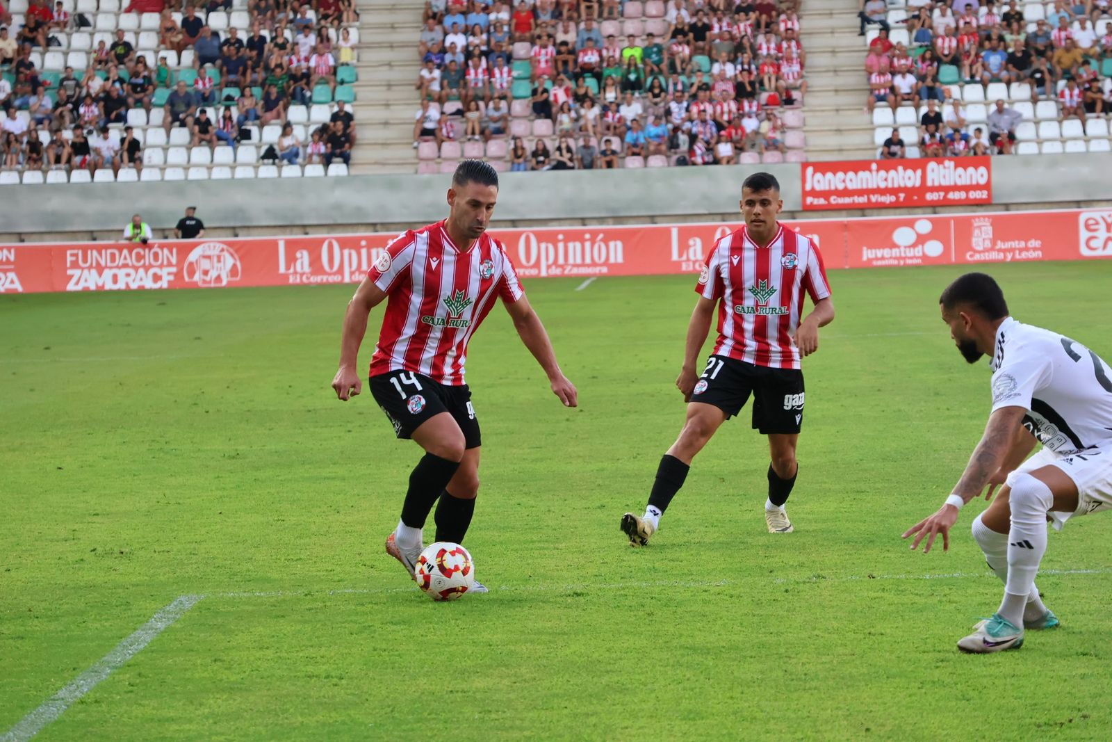 Kike Márquez con el balón partido Zamora CF - SD Tarazona
