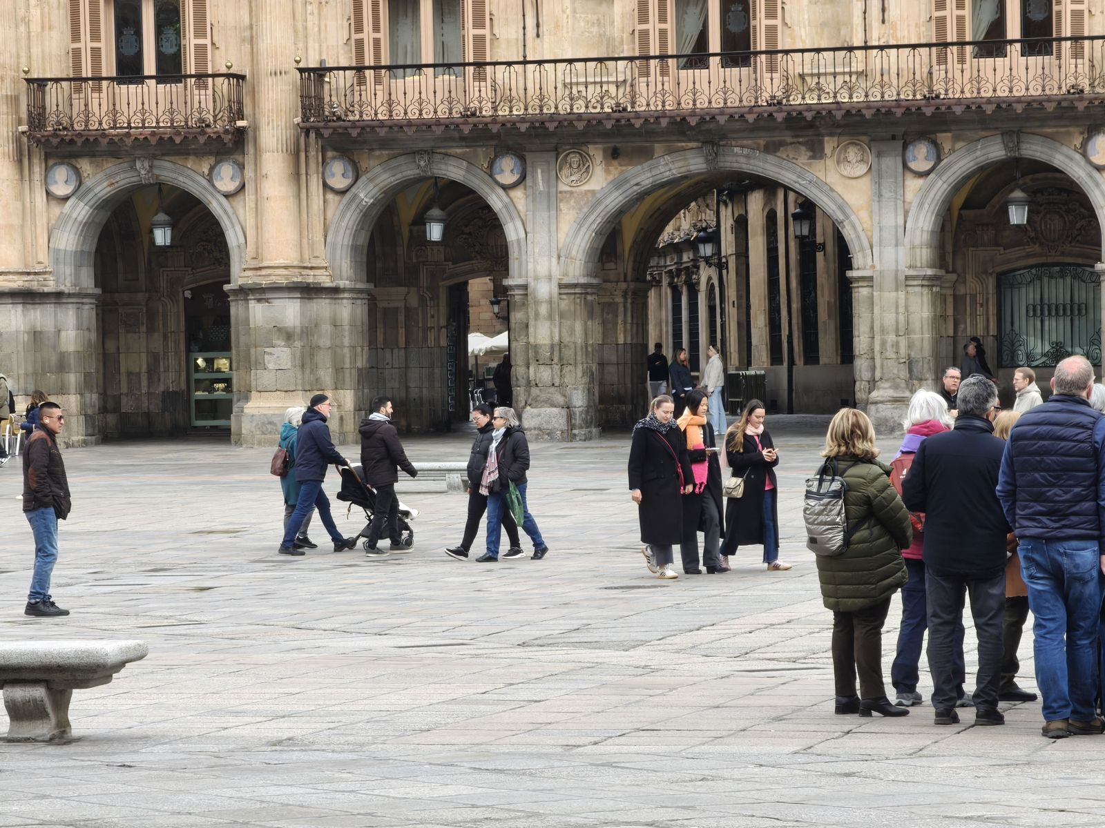 Gente y turistas paseando y haciendo turismo por Salamanca Gente y turistas paseando y haciendo turismo por Salamanca
