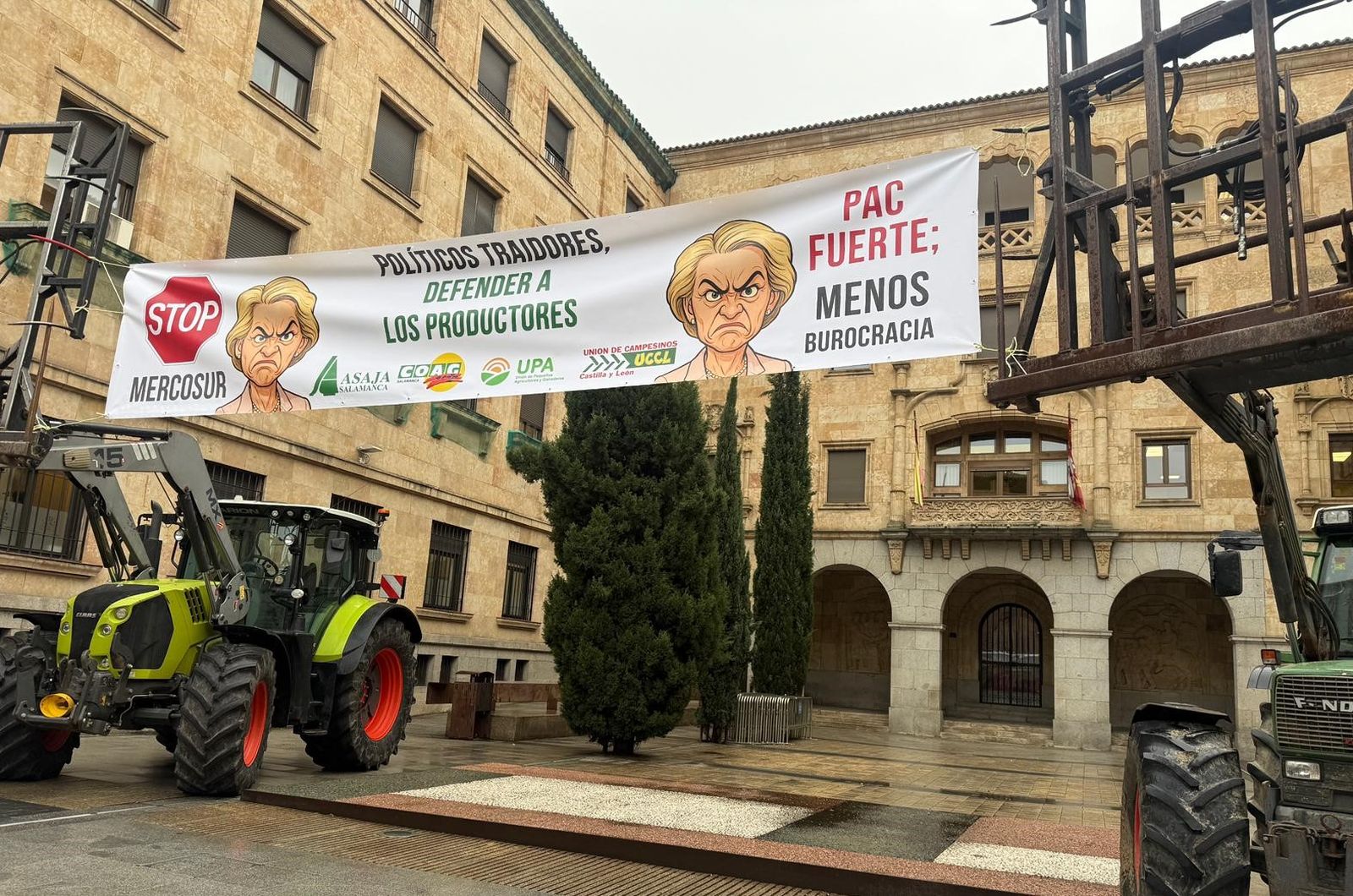 Tractores protesta agricultores en Plaza de la Constitución (3).jpg