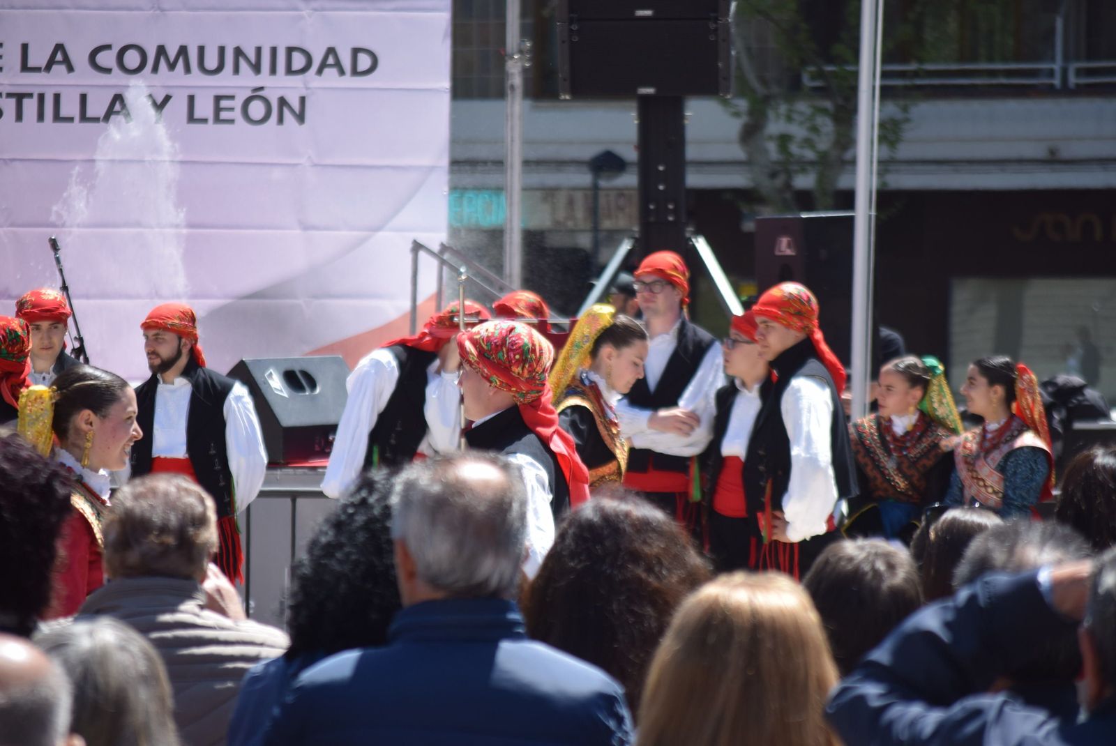 actuacion-dona-urraca-en-la-marina-34