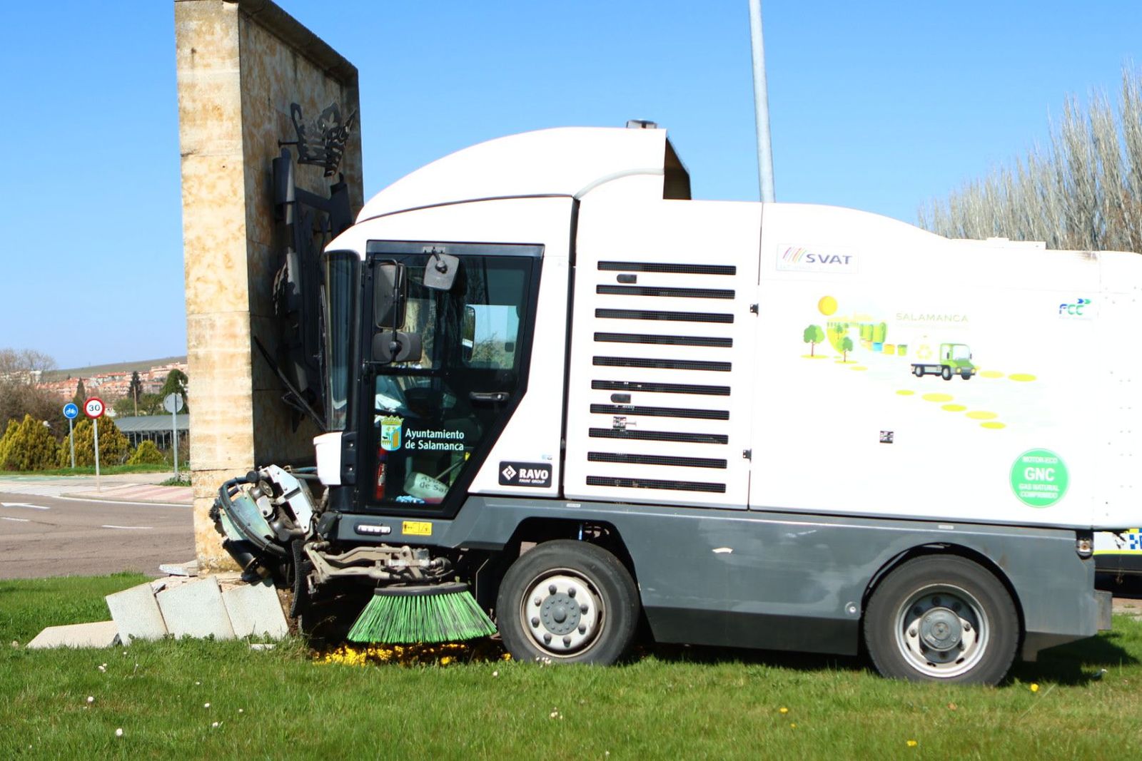 Una barredora se sale de la vía y termina chocando en la glorieta de la Charrería