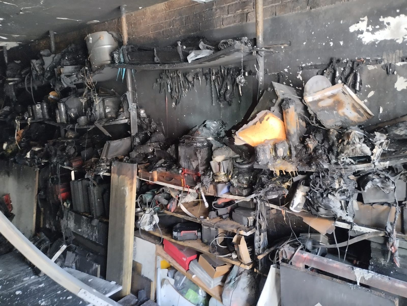 Las llamas calcinan parte de una vivienda en Zamora: multitud de daños materiales.