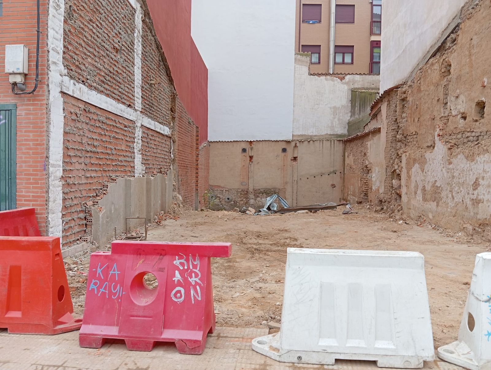 La calle Obispo Nieto recupera su acera