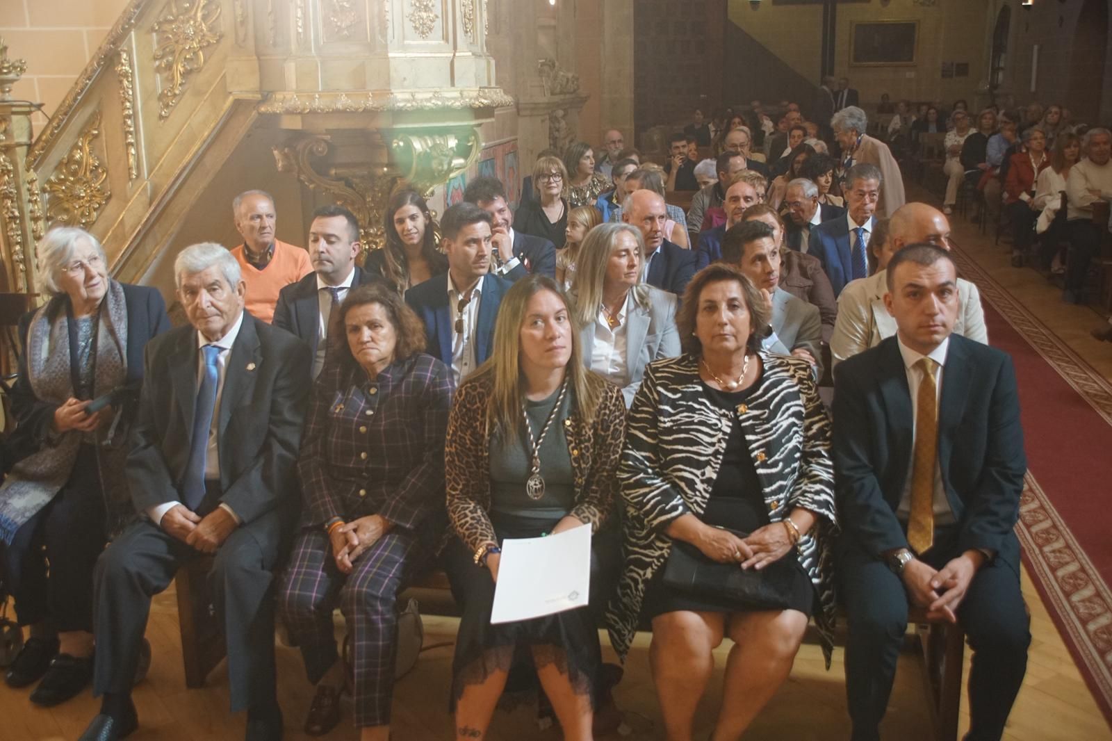 Alba nombra hijo adoptivo al prior Miguel Angel González  (32).jpeg