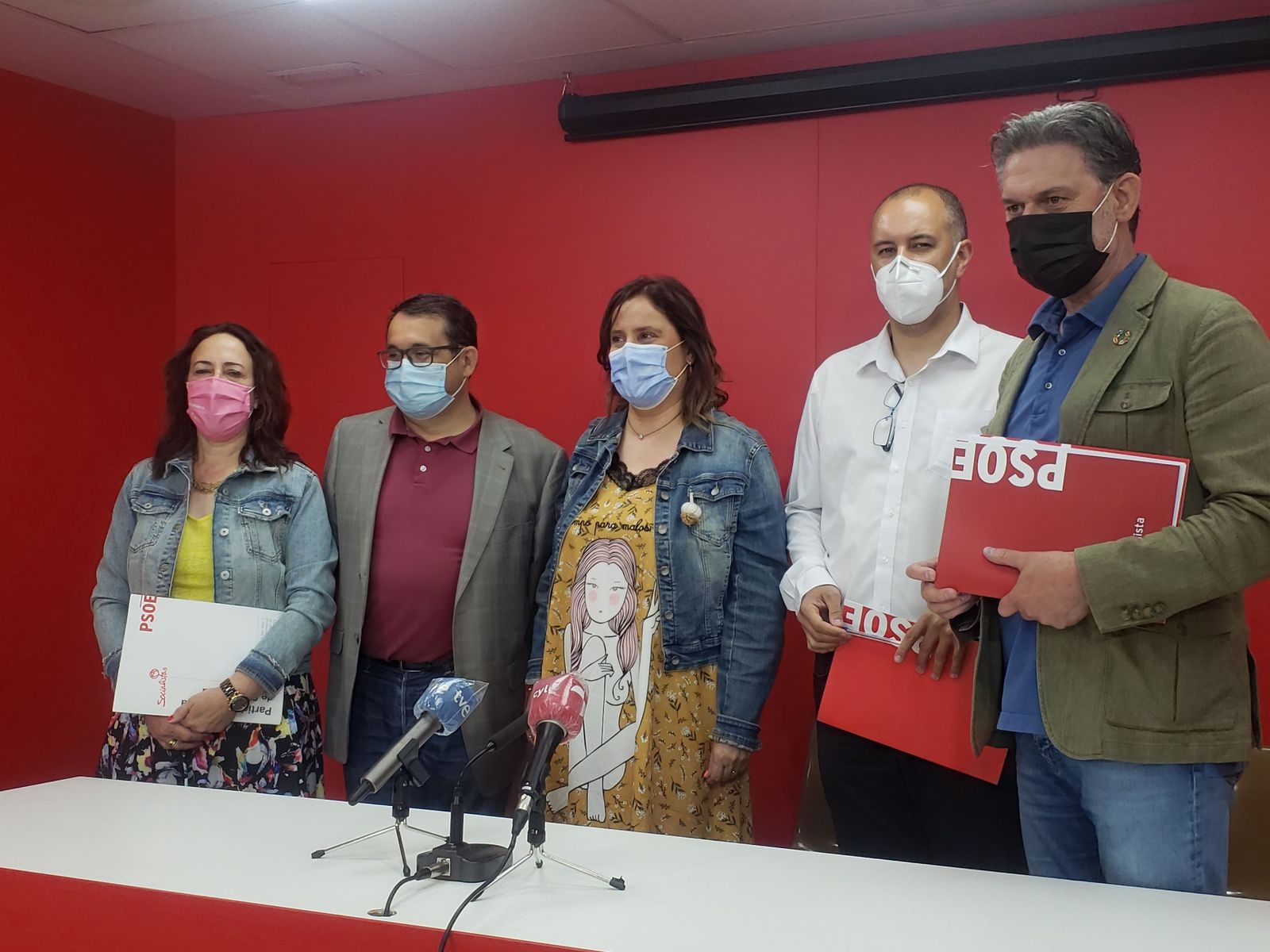 El alcalde de Monterrubio, acompañado por representantes del PSOE en las Cortes