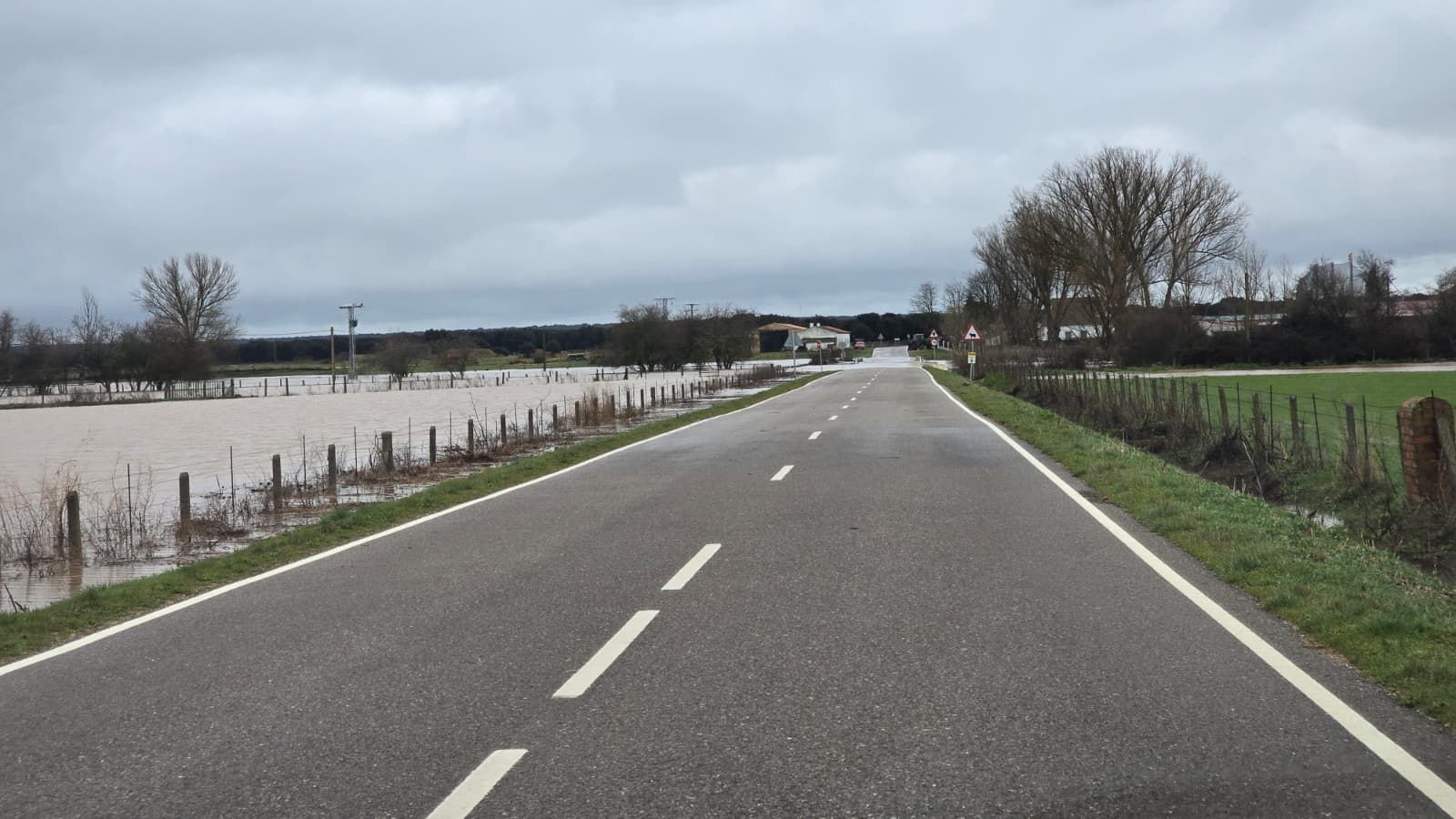 Inundados varios tramos en las carreteras salmantinas