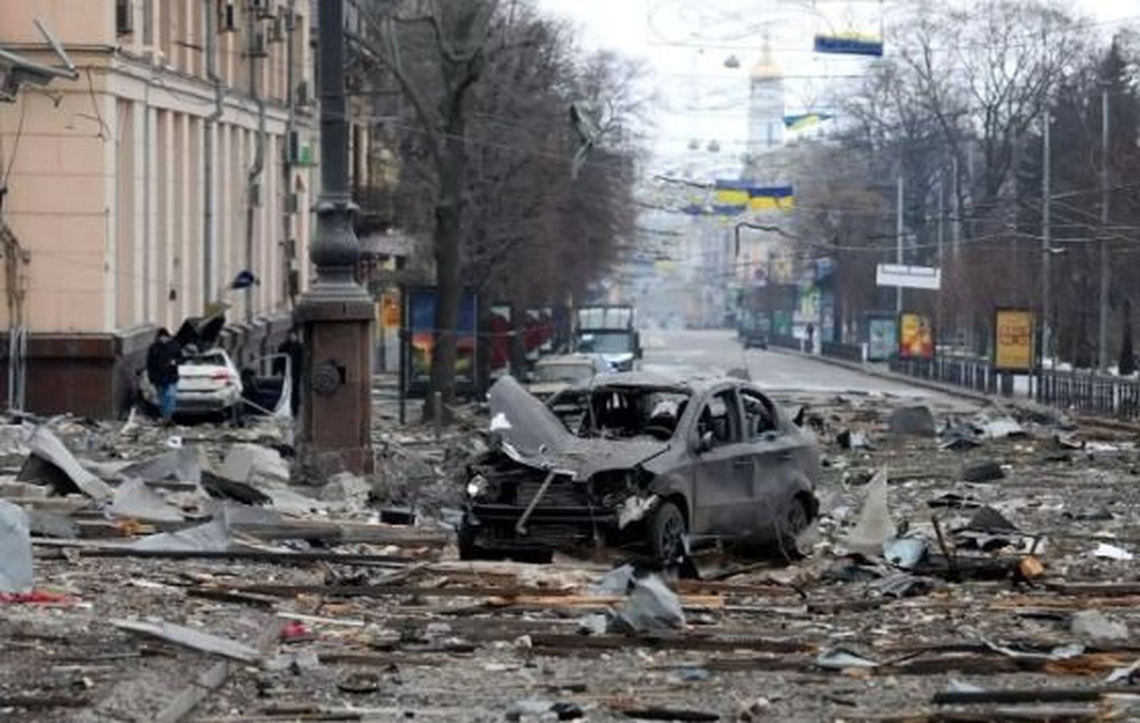 Más de cien personas heridas durante un bombardeo ruso en Mariupol