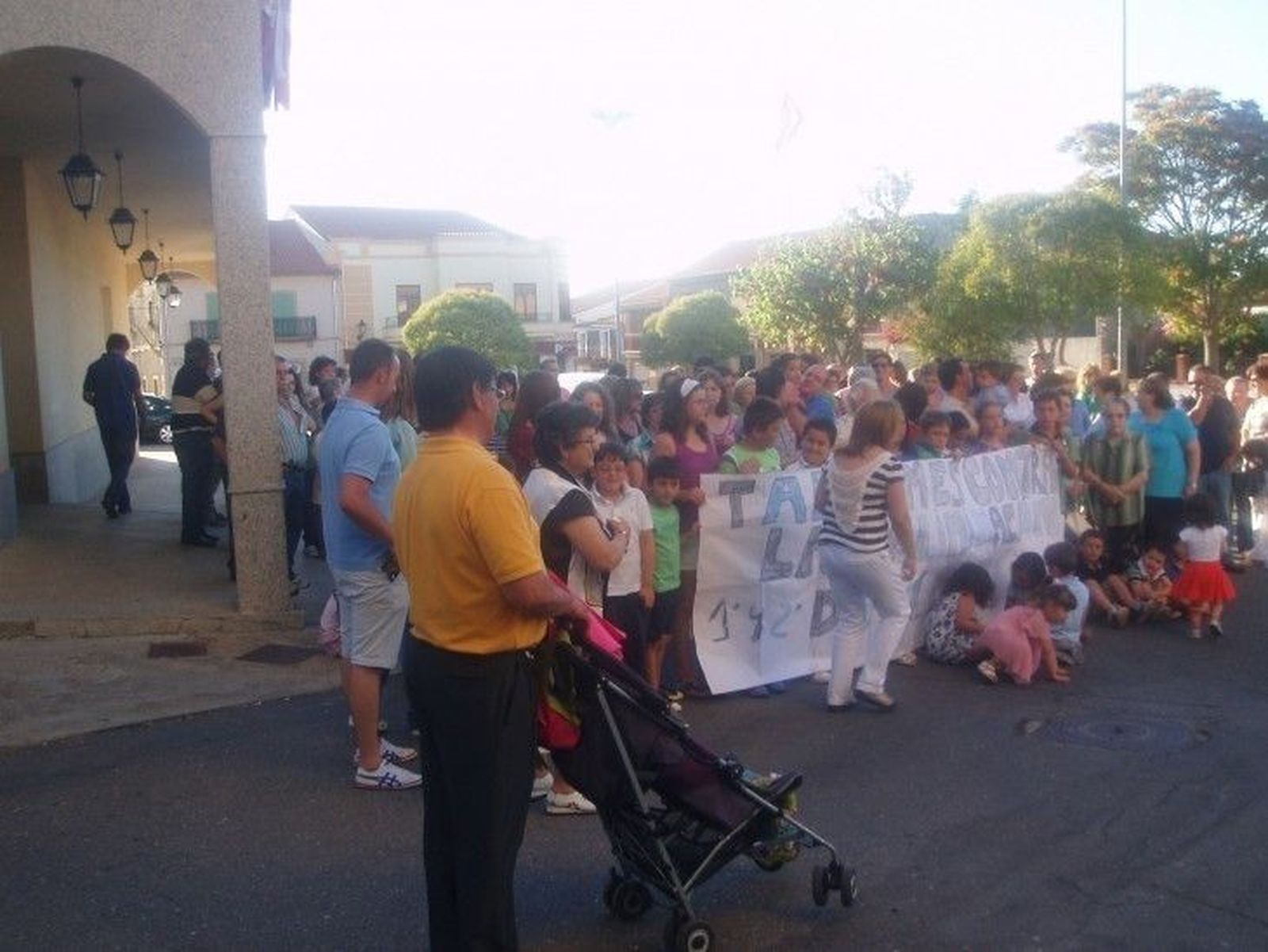 Los vecinos protestan en la calle en defensa de la Educación en el municipio
