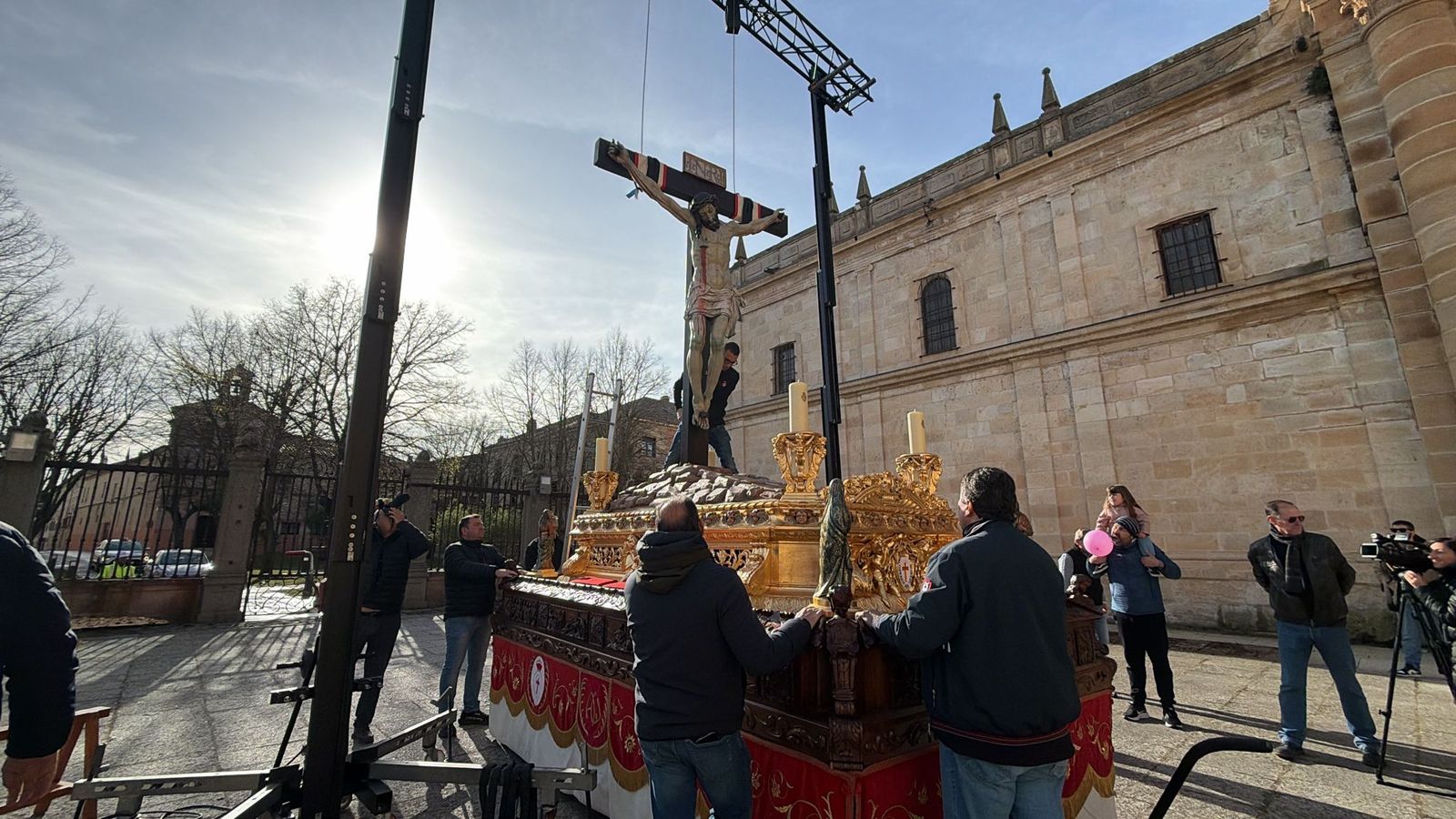 Colocación del Cristo de las Injurias en su mesa procesional