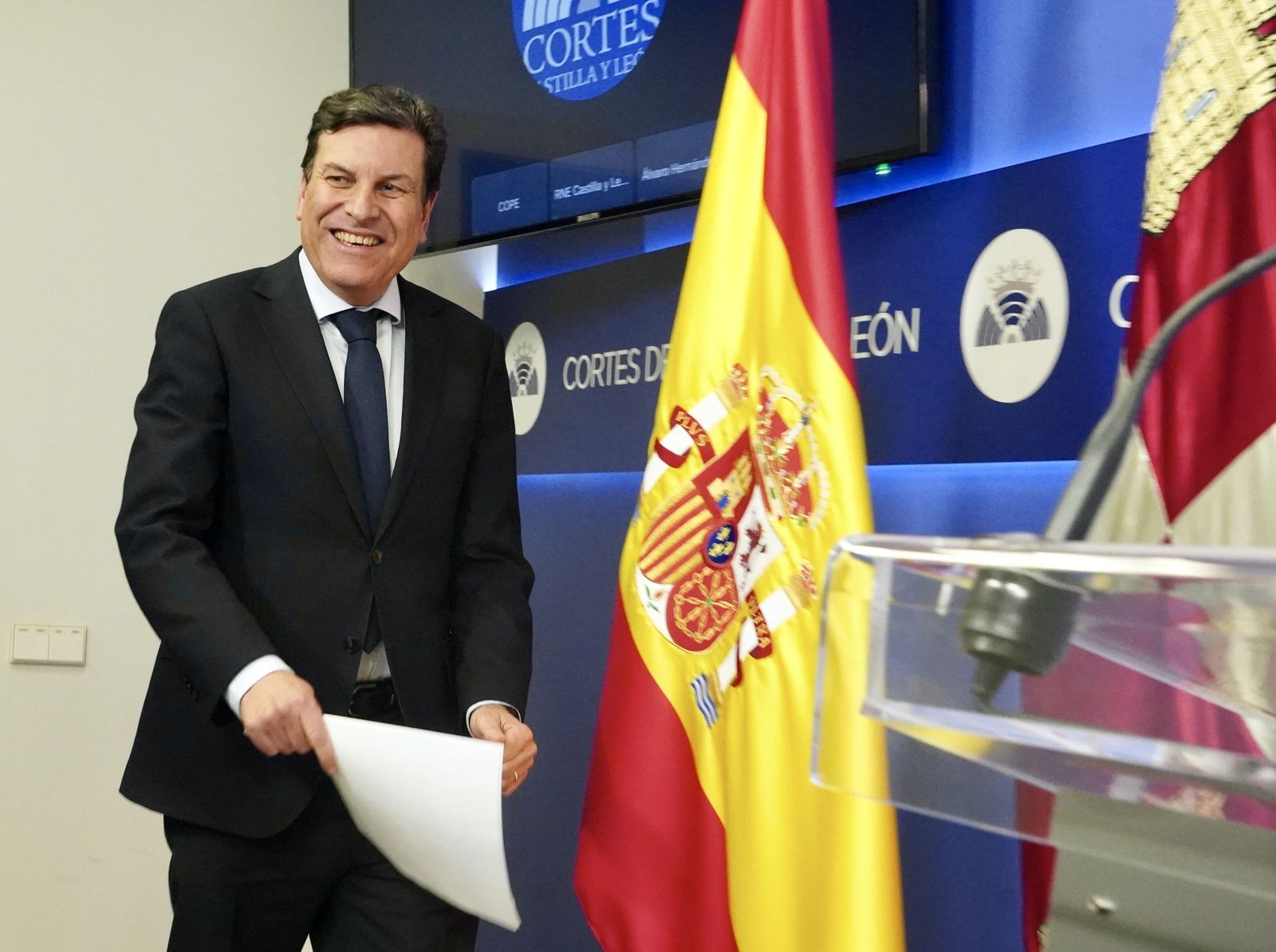 El portavoz de la Junta Carlos Ferenández Carriedo atiende a los medios tras la ronda de diálogo del PP con los partidos tras las elecciones