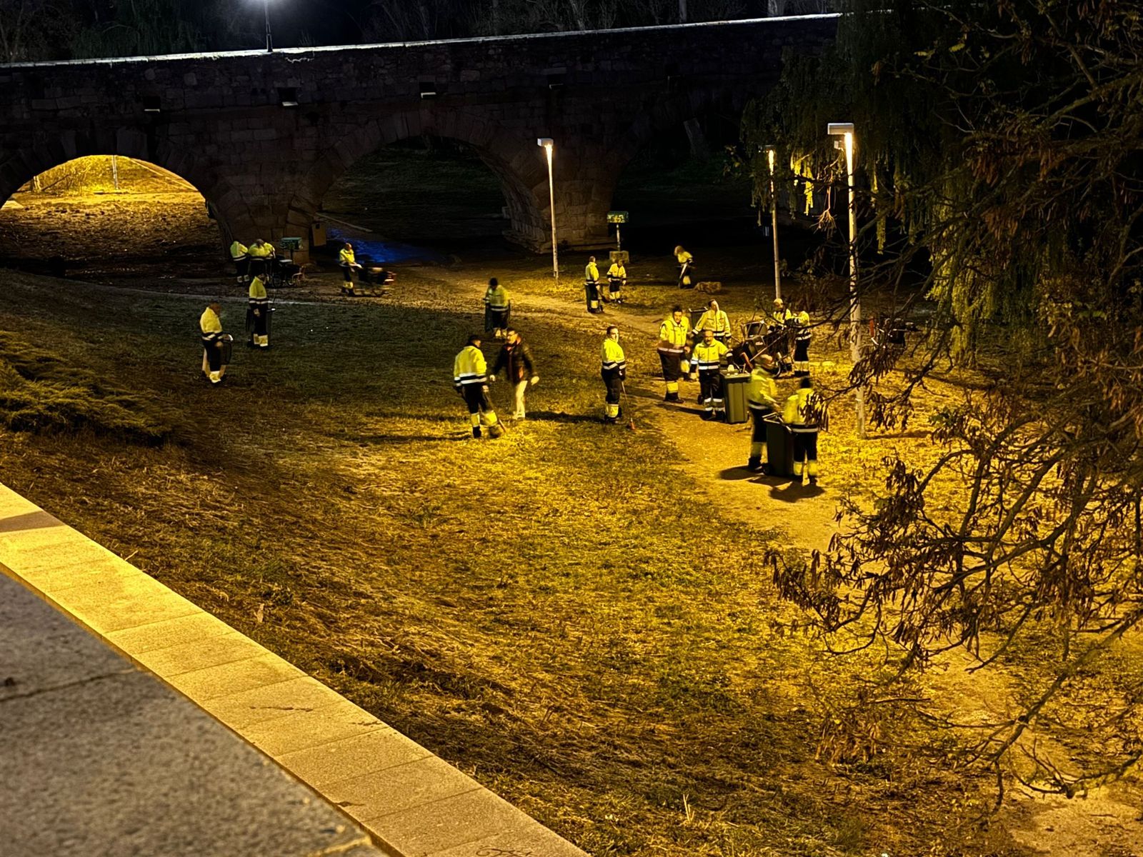 Servicio de limpieza del Ayuntamiento retirando la basura tras el Lunes de Aguas 2024