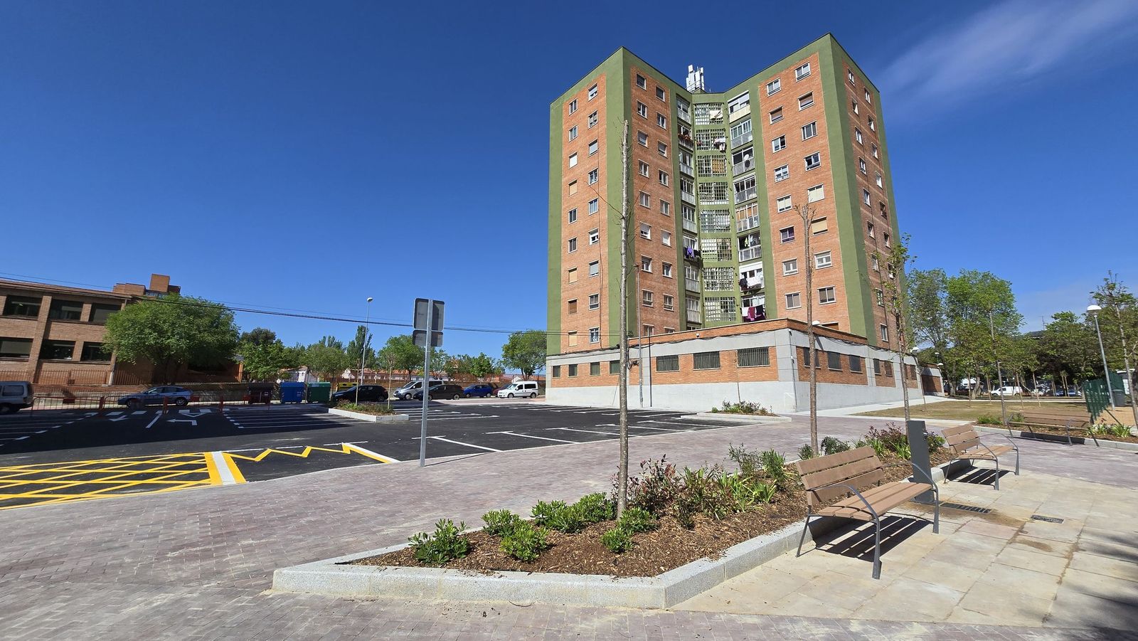 El alcalde de Salamanca, Carlos García Carbayo, visita las obras de urbanización de la plaza de Santa Cecilia del barrio de San José