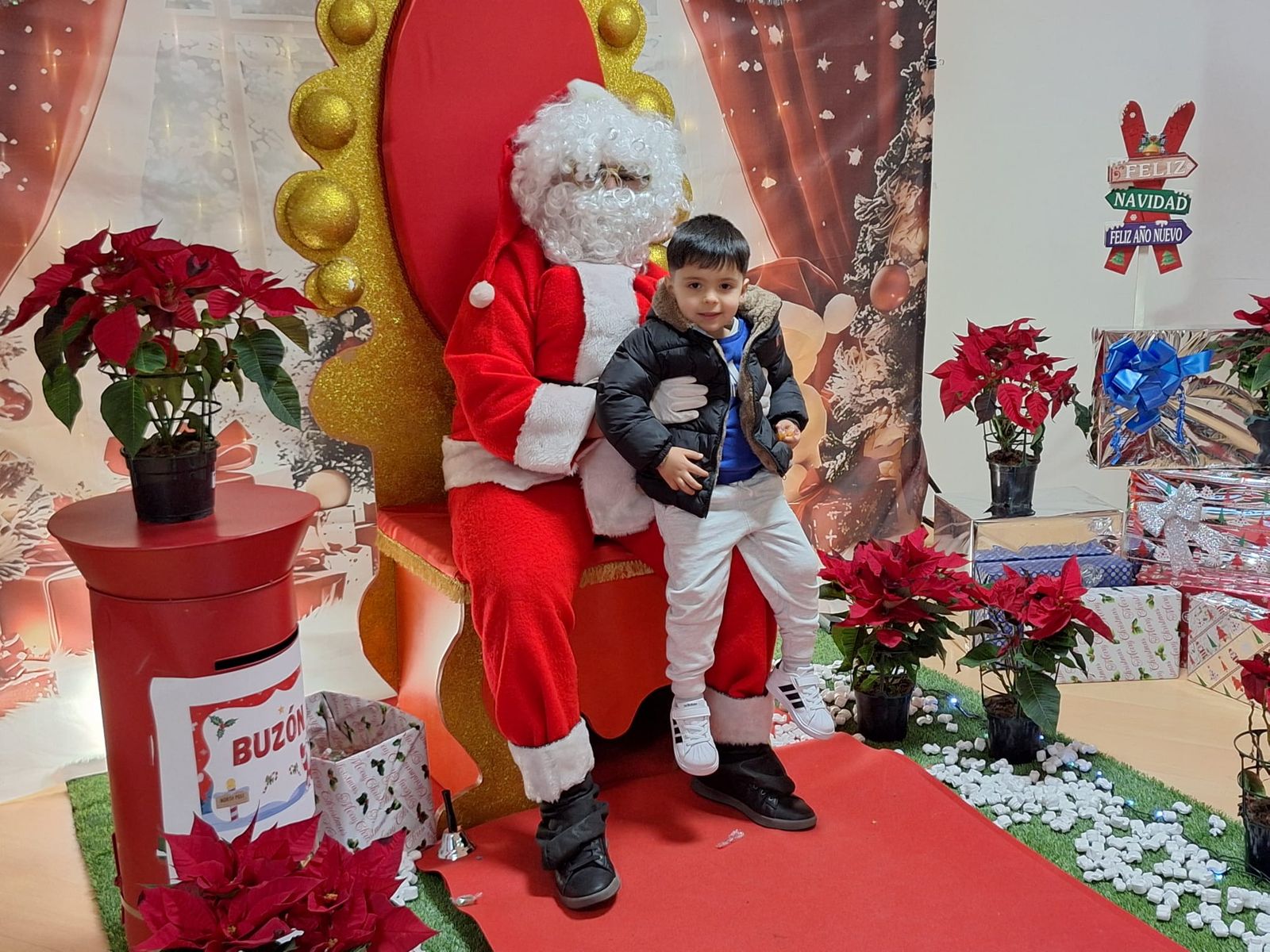 Hinchables, mercadillo y visita de papa Noel en Villamayor (15).jpeg