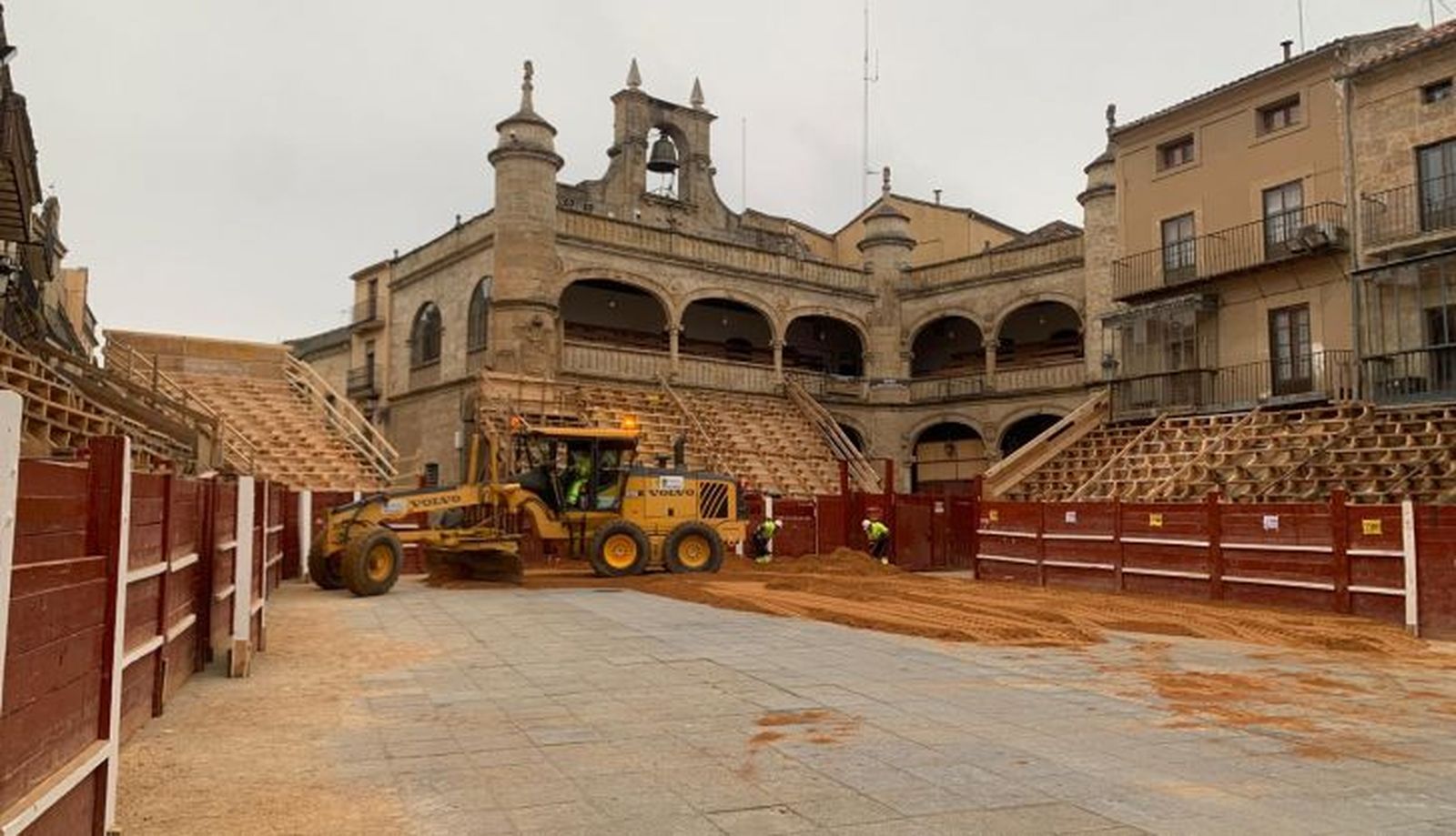Extendido de arena en la Plaza Mayor de Ciudad Rodrigo