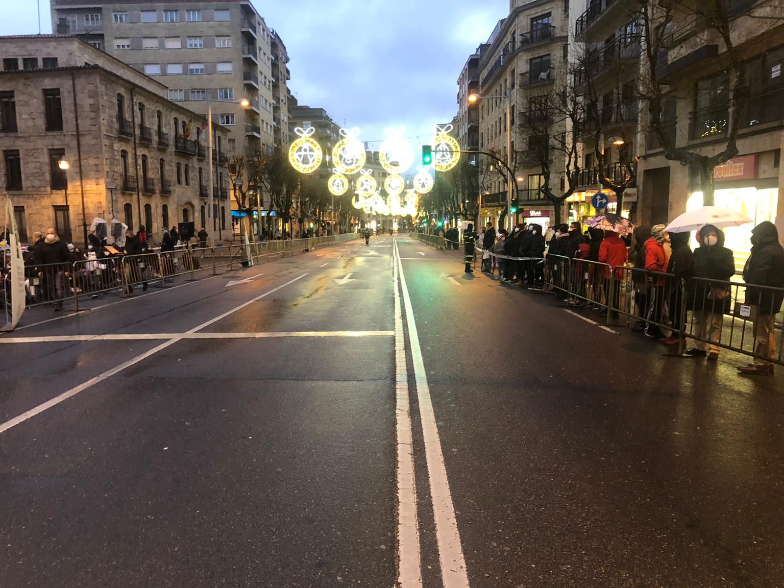 Ciudadanos cogiendo sitio en la avenida de Mirat para ver la Calbalgata de los Reyes Magos. Foto SALAMANCA24HORAS