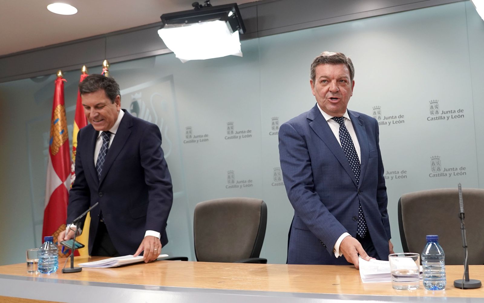 Rubén Cacho  ICAL. El consejero de Economía y Hacienda y portavoz, Carlos Fernández Carriedo, y el de la Presidencia, Luis Miguel González Gago, comparecen en rueda de prensa posterior al Consejo de Gobierno