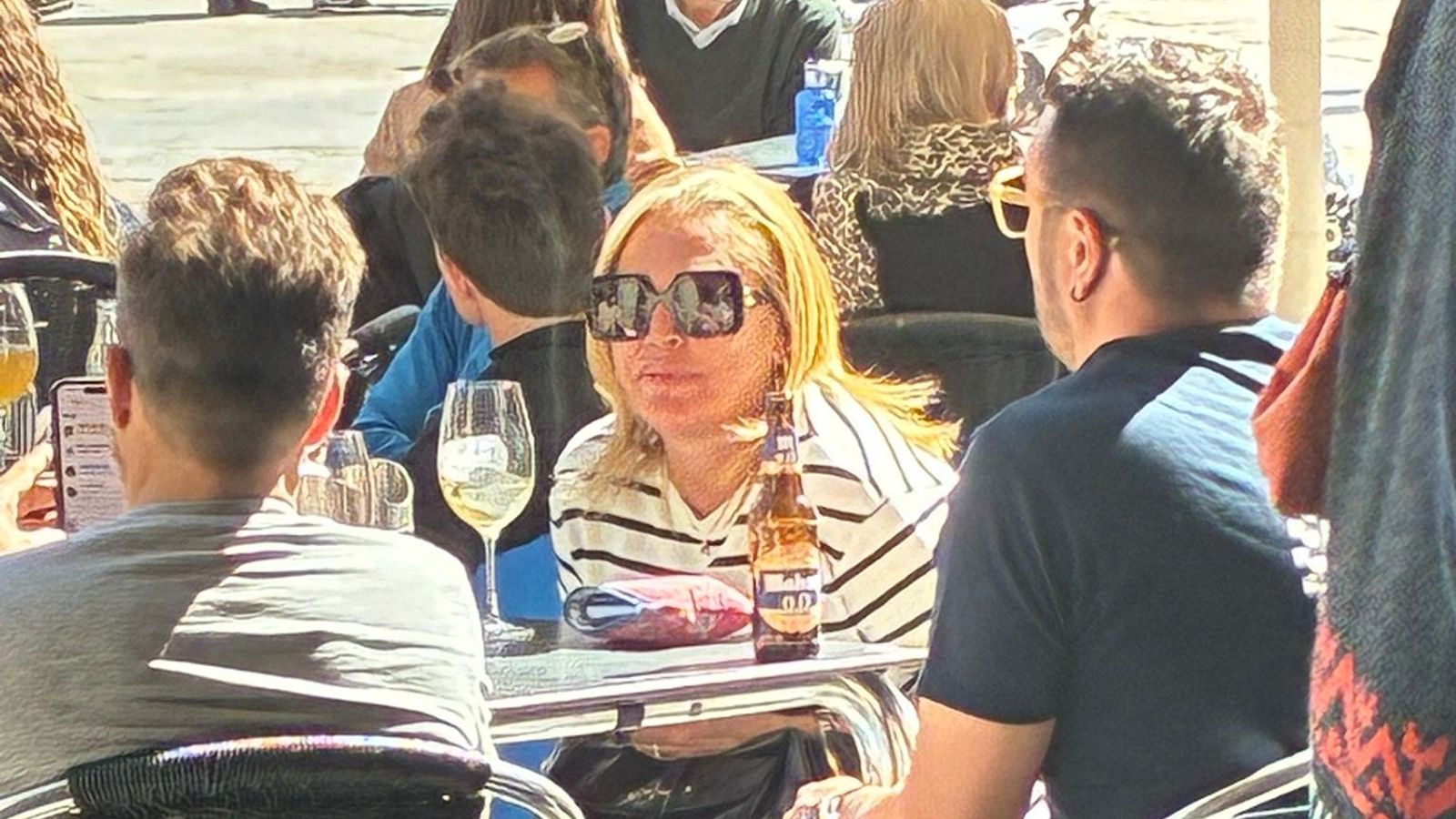 Belén Esteban disfruta al sol en una terraza de la Plaza Mayor