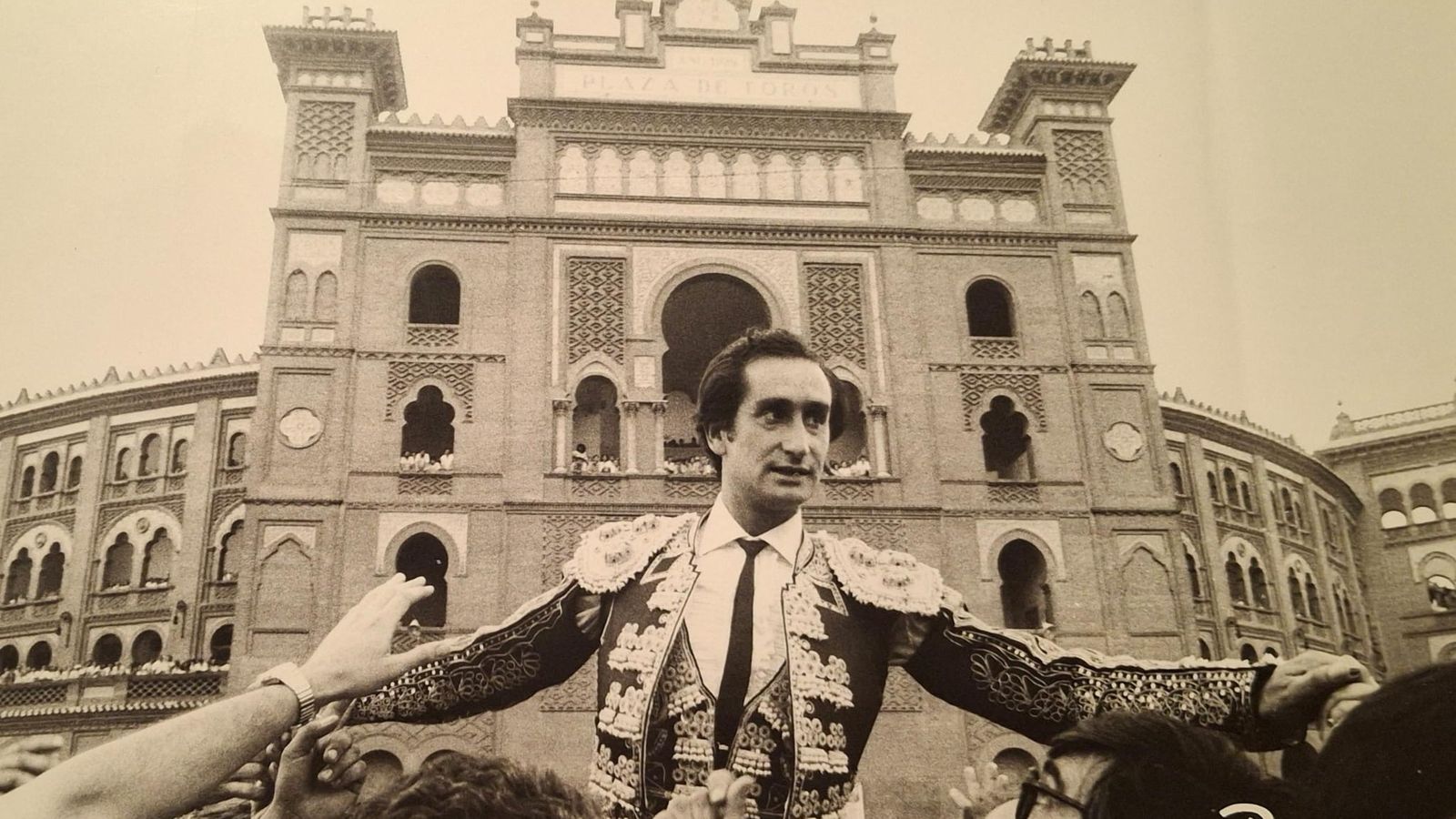 Julio Robles a hombros en Las Ventas