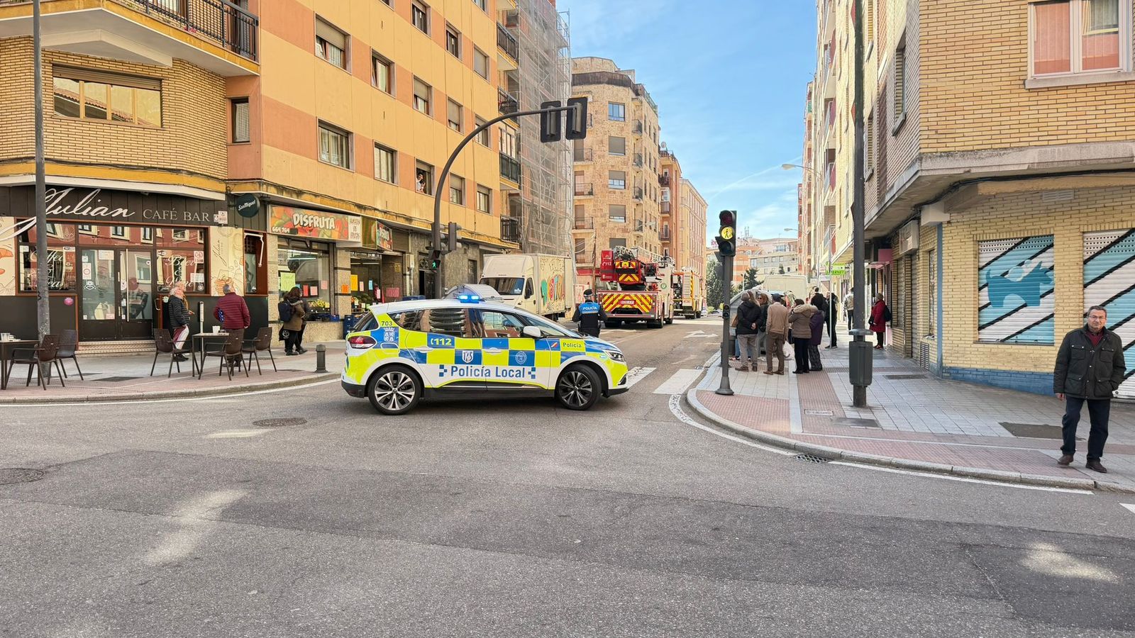 Bomberos y Policía Local en una intevención por una comprobación de humo en la calle Méjico