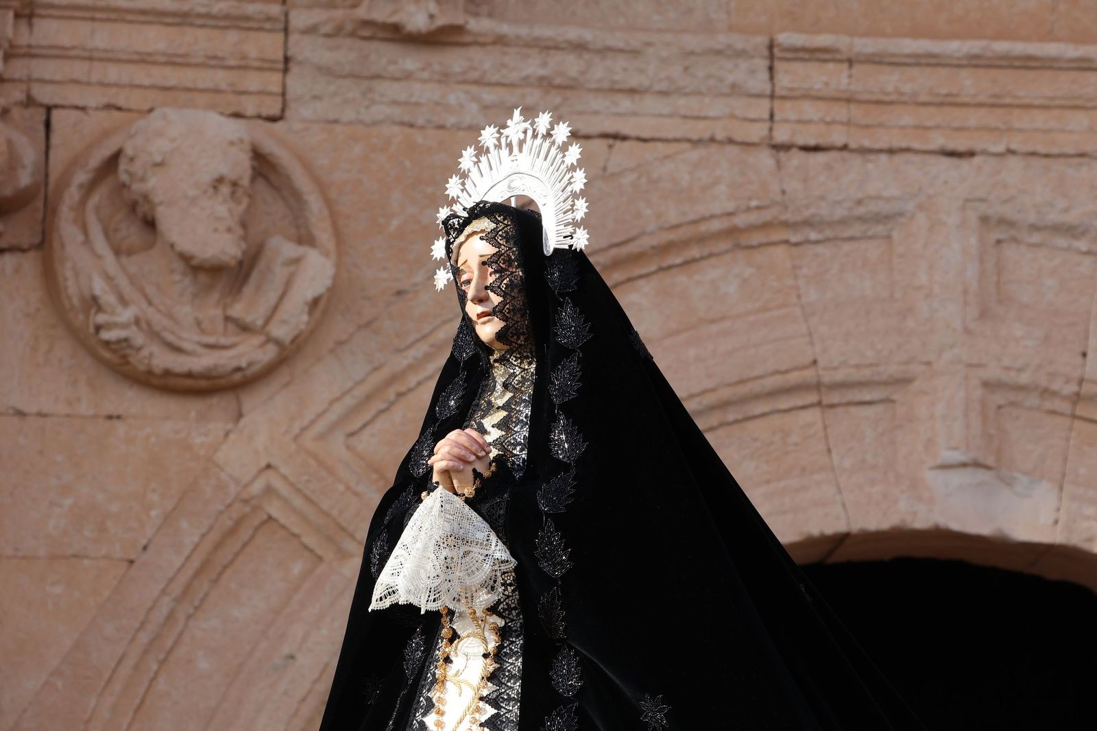 Revive las imágenes de la procesión del Santo Entierro en Fuentesaúco