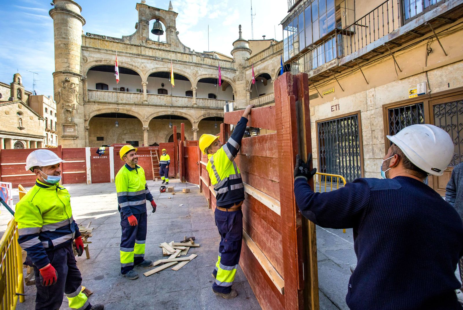 Operarios del Ayuntamiento de Ciudad Rodrigo montando los tablaos en la Plaza Mayor para el Carnaval del Toro. Foto ICAL