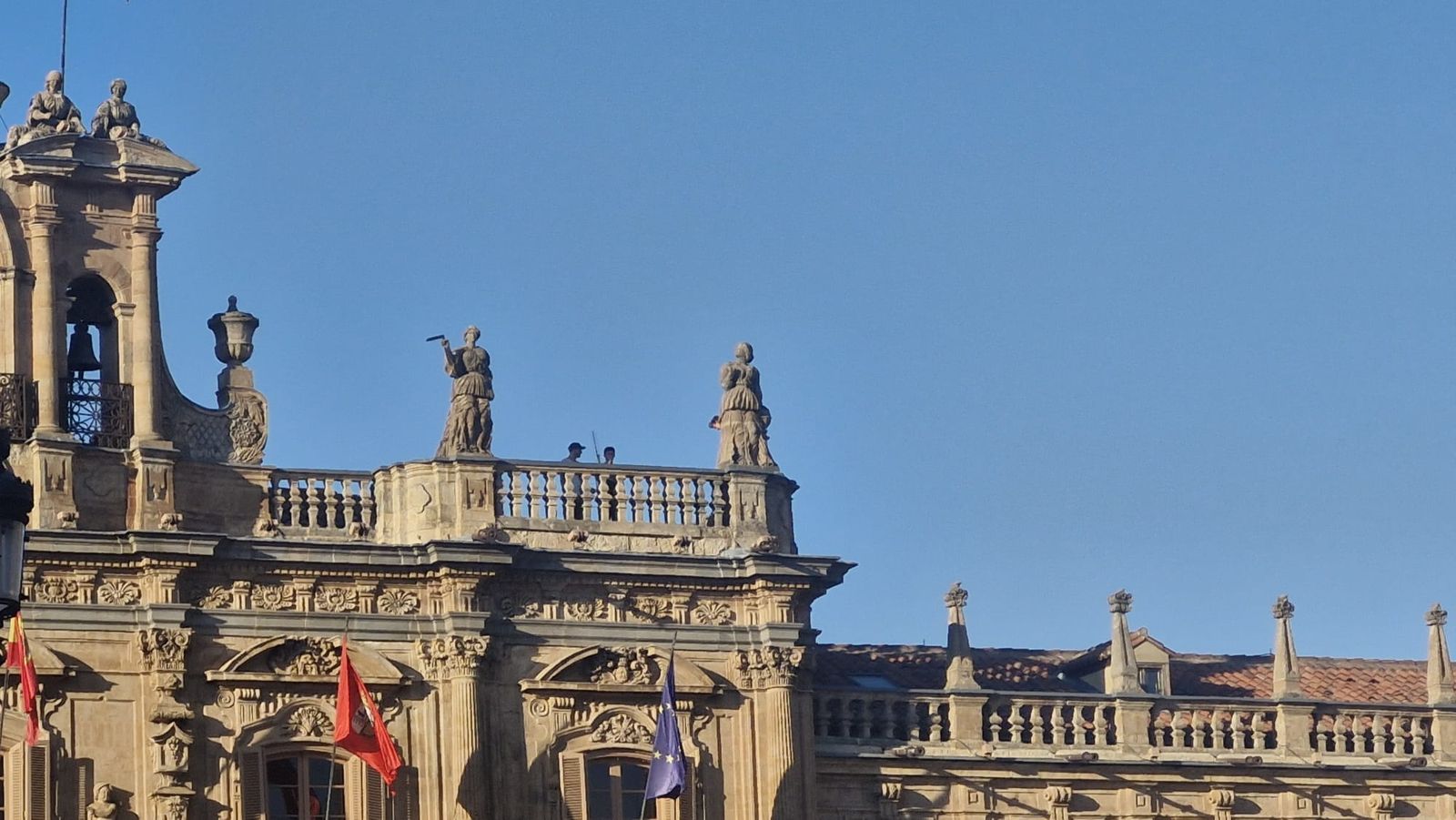 Un grupo de jóvenes accede a los tejados de la Plaza Mayor de Salamanca para hacerse una fotografía