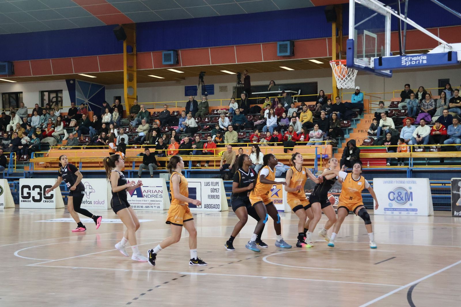 Partido entre CD Zamarat y Cajasol Baloncesto Sevilla