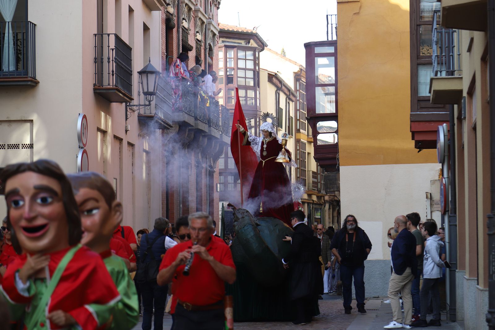 La Tarasca anuncia el Corpus por las calles de Zamora