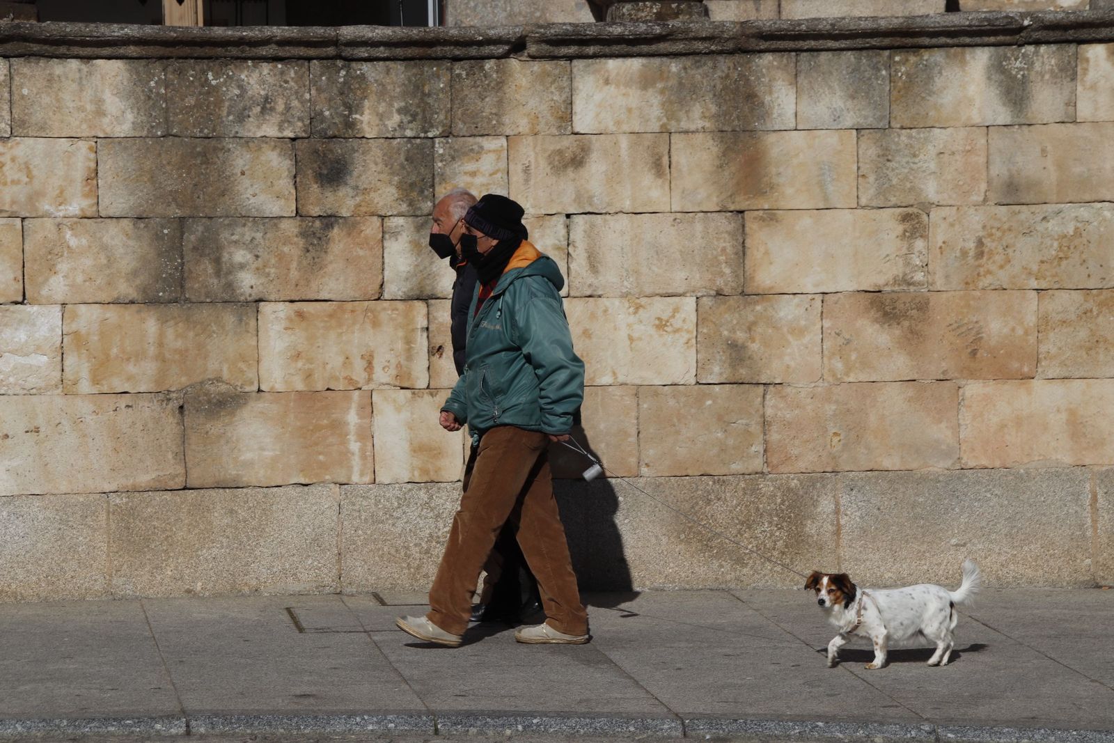 Gente por las calles de Salamanca en invierno