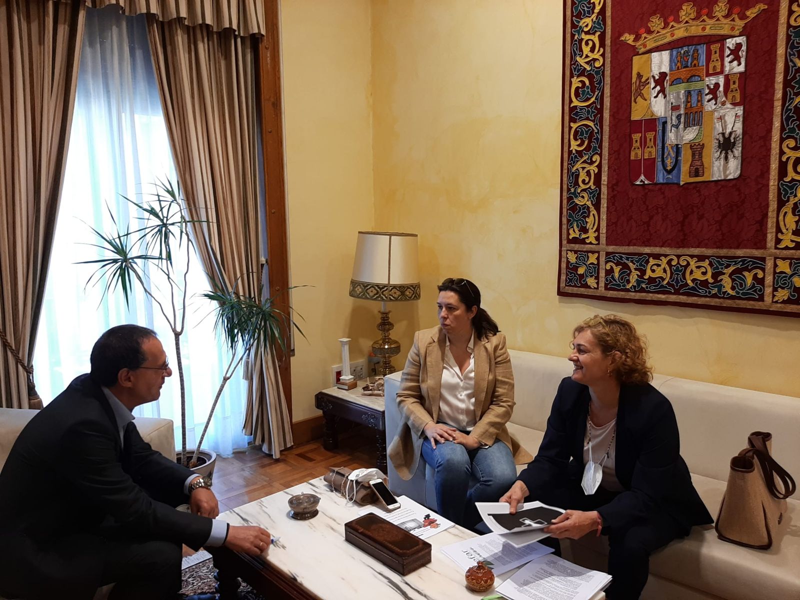 Reunión de Ángel Blanco o9n las representantes de SEFAR