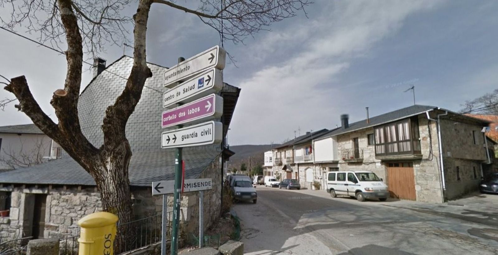 Imagen de la señal que indica el lugar del cuartel de la Guardia Civil de Lubián en la propia localidad.