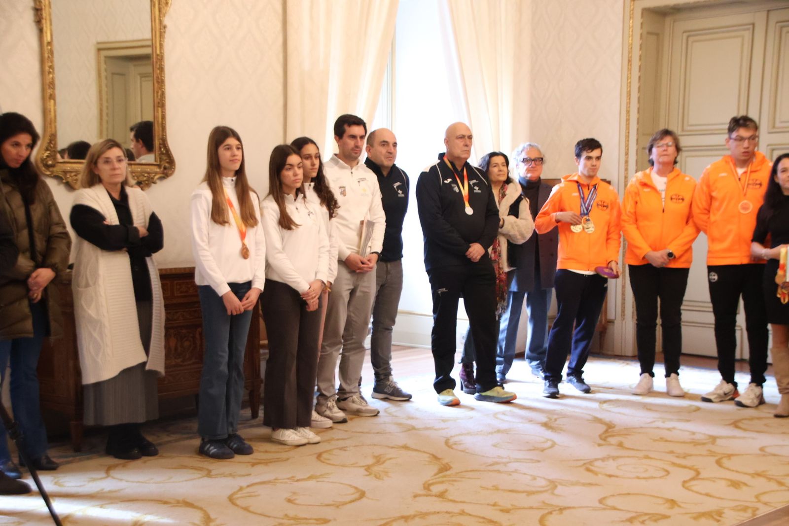 La concejala de Deportes, Almudena Parres, recibe a una representación del atletismo salmantino en homenaje a los éxitos cosechados durante este año