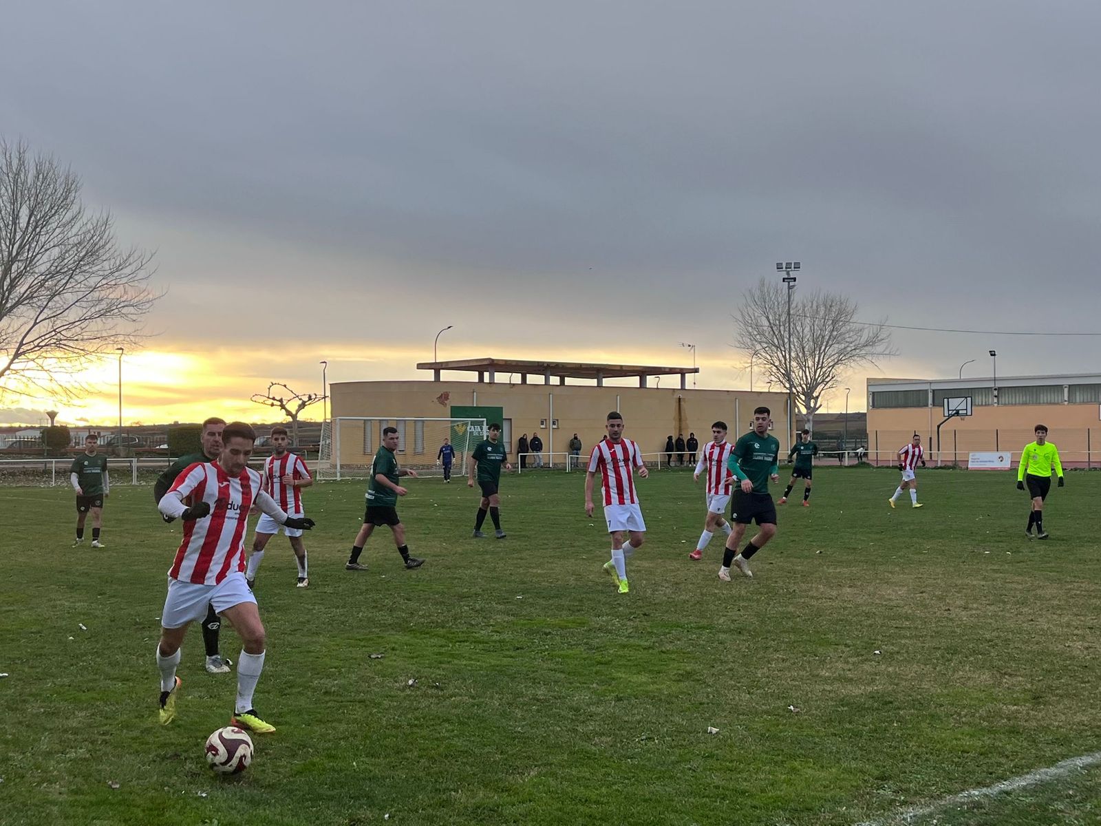 Un instante del duelo entre CD San Cristóbal y CD Santa Croya en Los Tejares