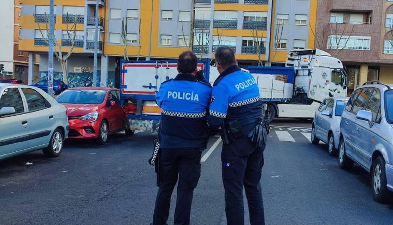 Camión atascado en la vía de servicio de Cardenal Cisneros Camión atascado en la vía de servicio de Cardenal Cisneros