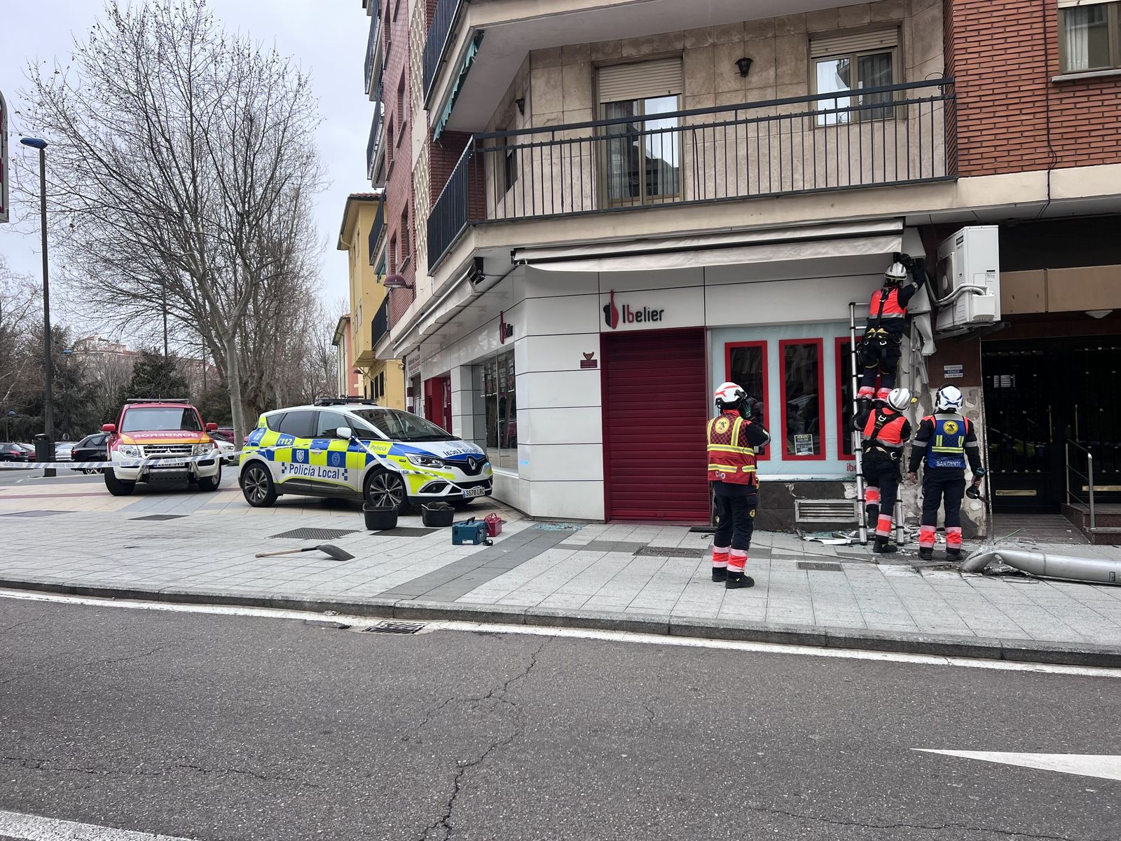 El choque de un autobús contra un edificio de la avenida Portugal deja al menos cuatro heridos