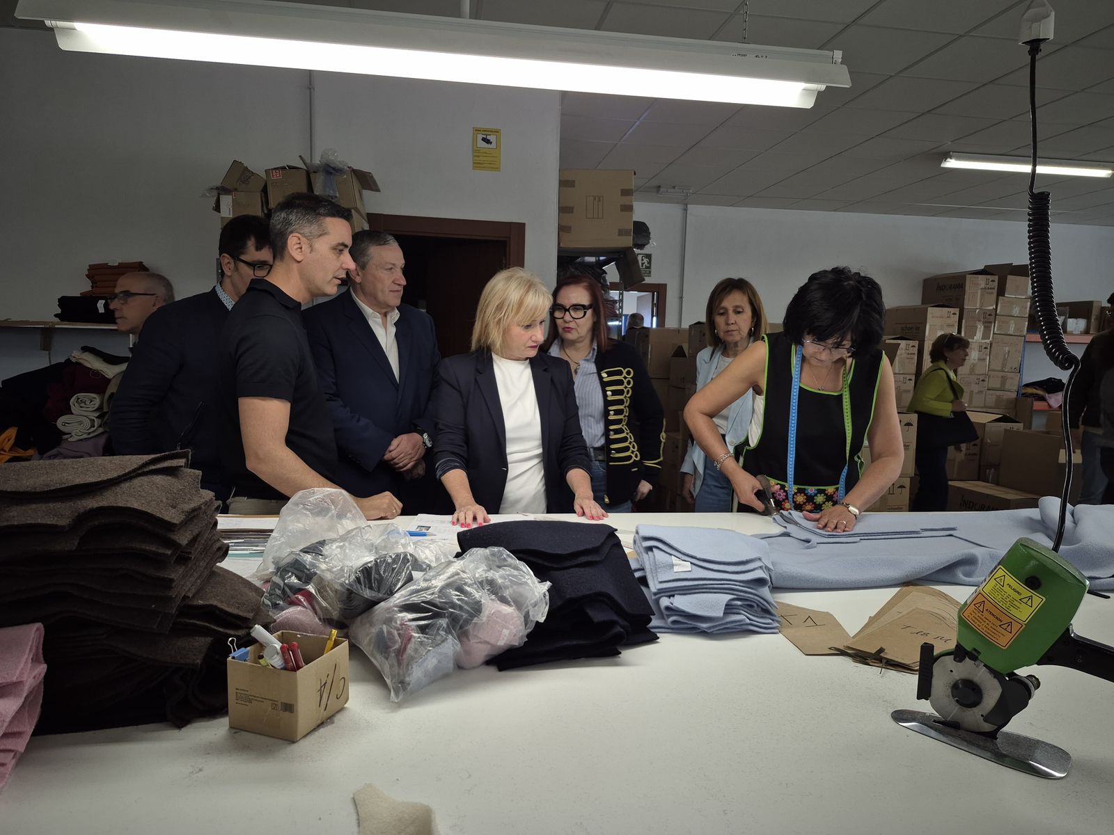 Leticia García visita en Coreses las instalaciones del taller artesano del sector textil Marae