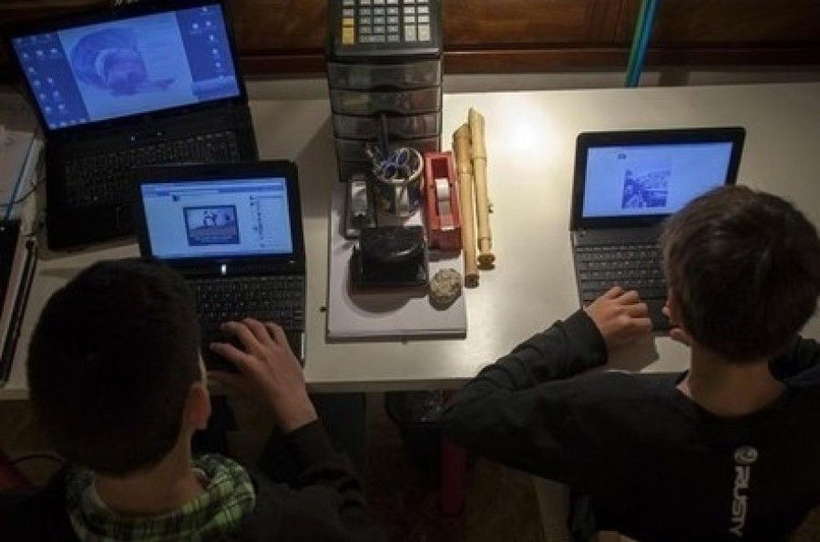 Niños usando ordenador. Foto de archivo