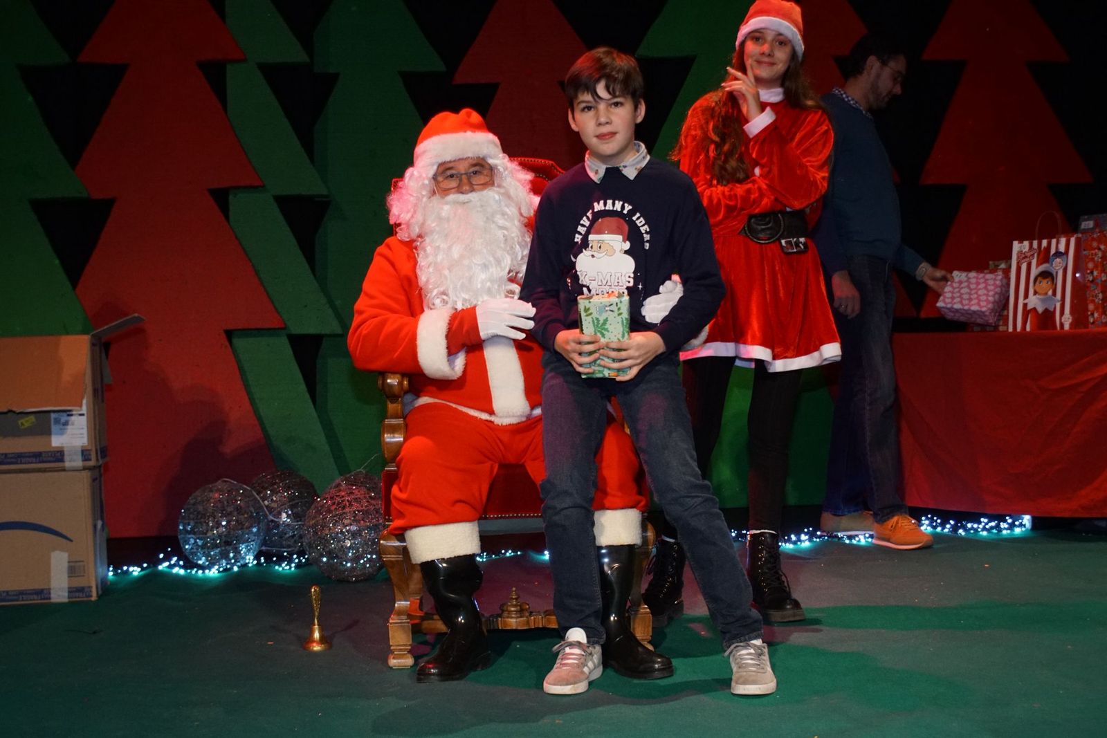 Papá Noel recorre las calles de Alba de Tormes y entrega regalos a los niños
