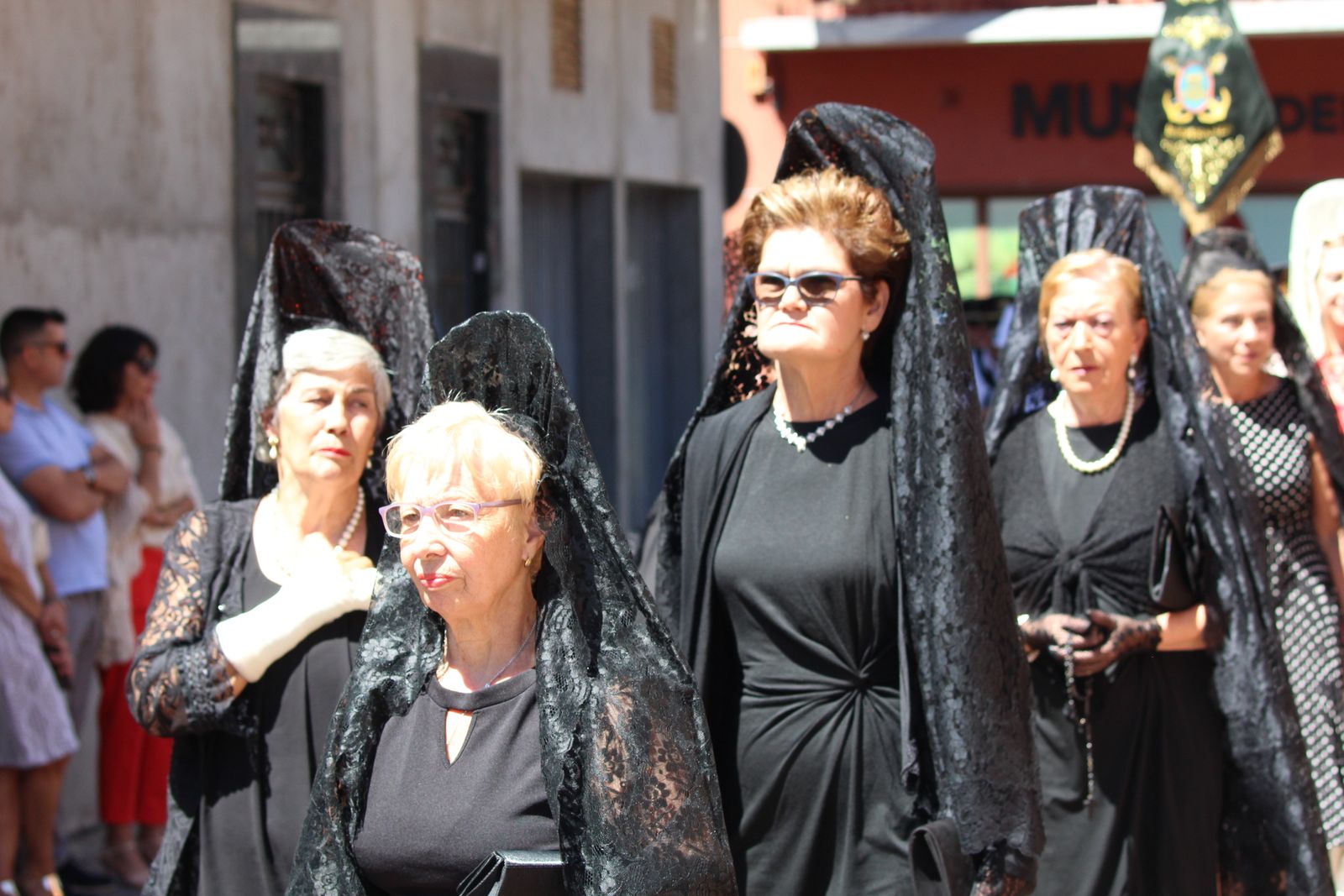 Misa solemne en honor a Santa Marta y a continuación procesión y vino español en el paseo fluvial.