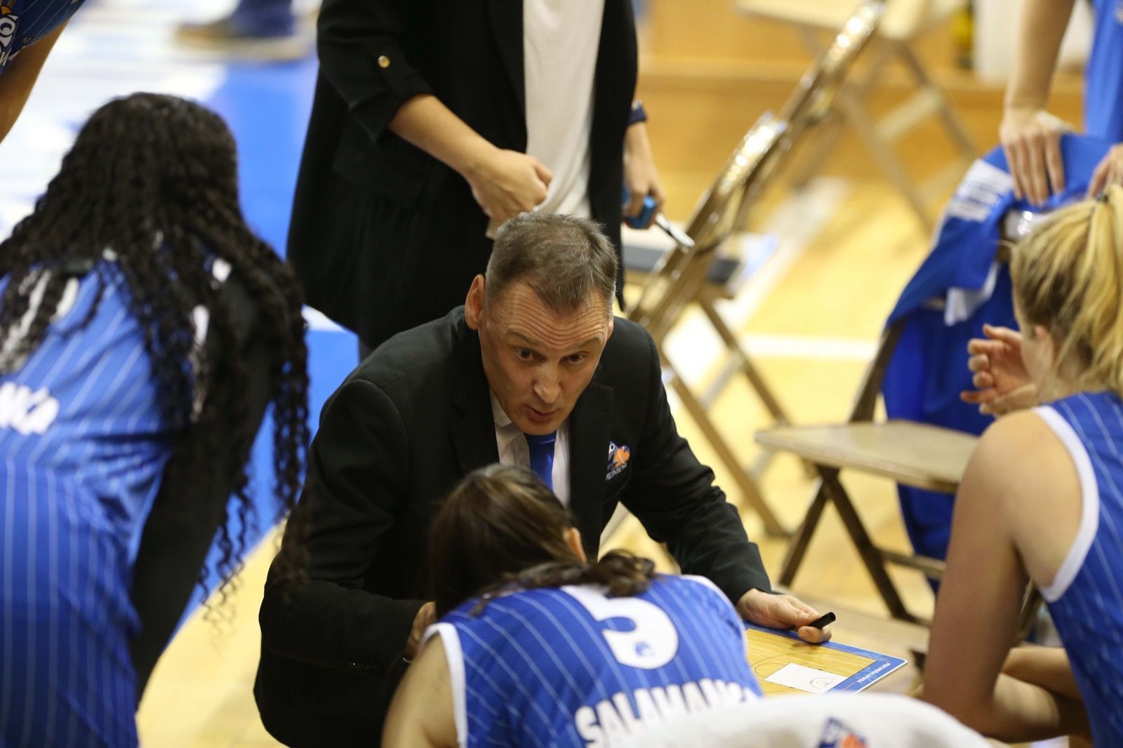 Roberto Íñiguez da instrucciones a sus jugadoras / FOTO SALAMANCA24HORAS.COM