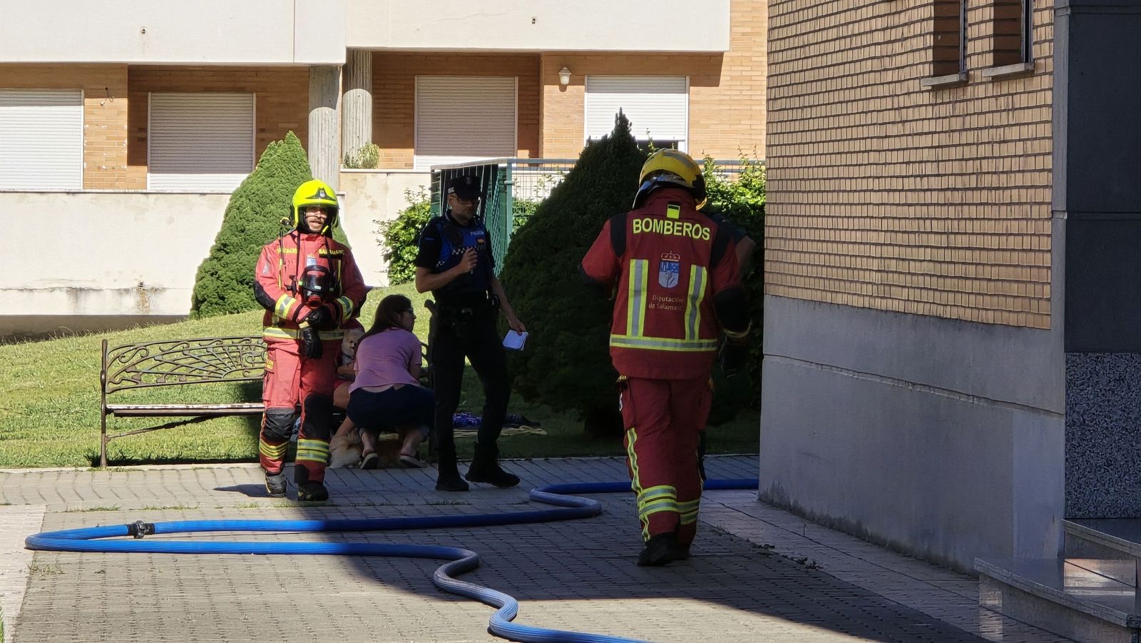 Incendio en una vivienda en los edificios La Yedra en Santa Marta de Tormes con la Policía Local y la Guardia Civil de Salamanca
