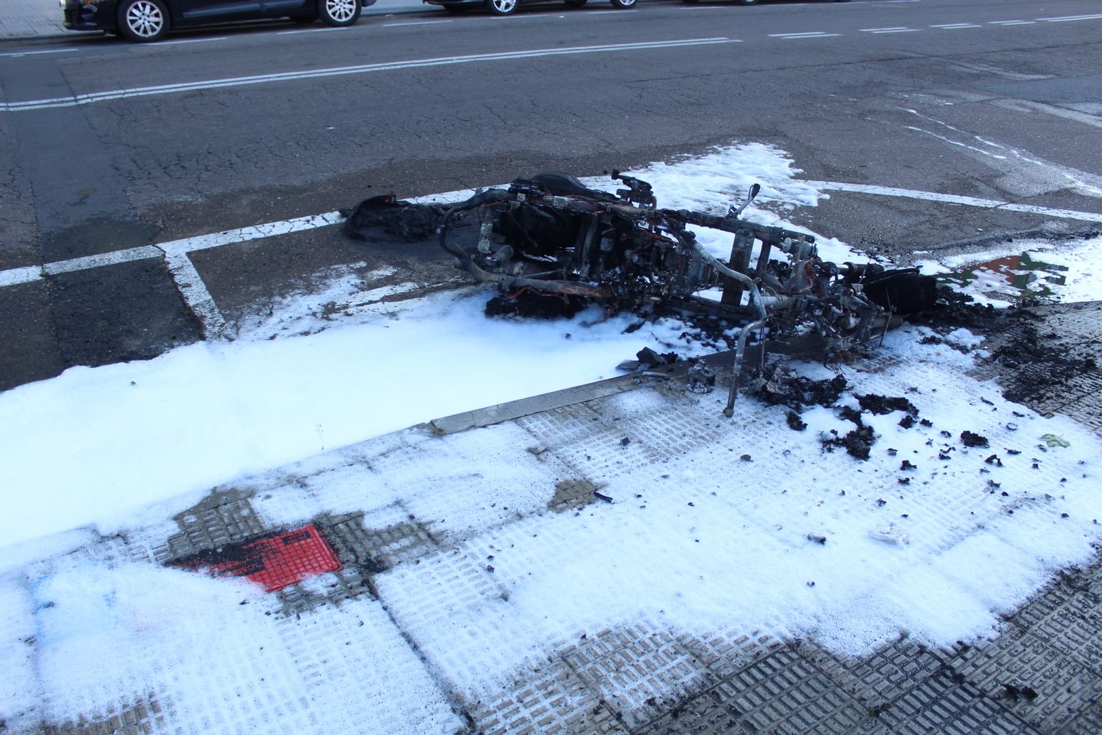 una-moto-se-incendia-en-la-avenida-hilario-goyenechea-foto-carlos-h-2