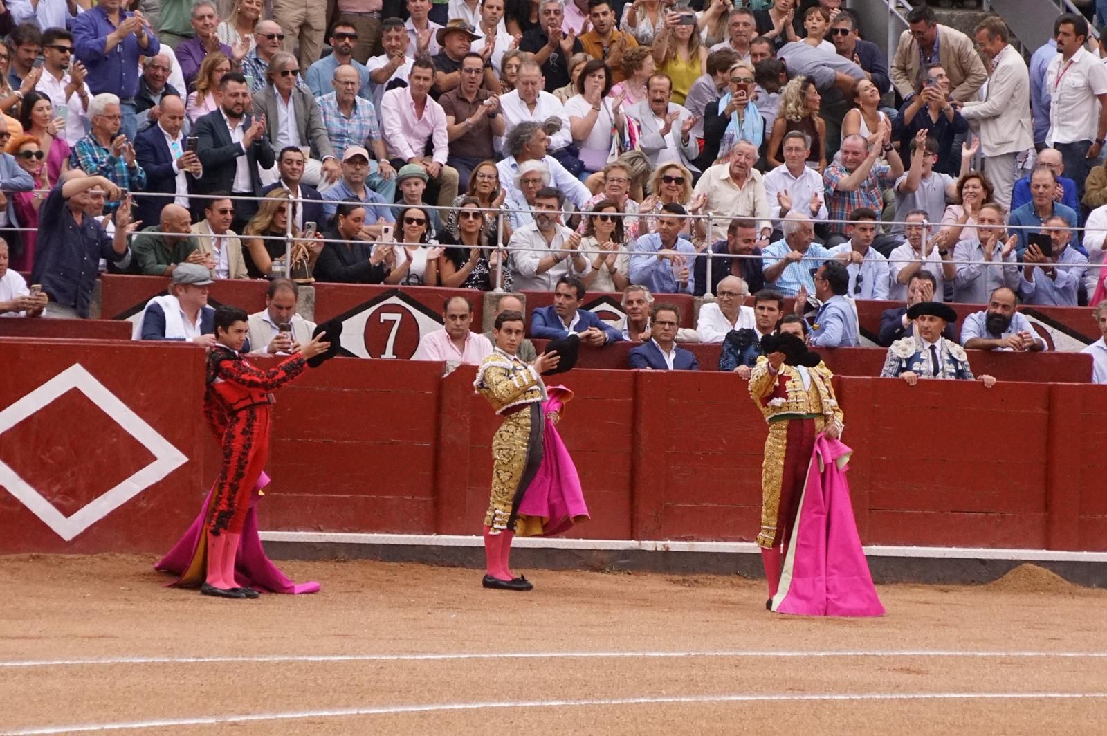 Gran ambiente en La Glorieta para la tarde de toros de Morante de la Puebla, Ismael Martín y Marco Pérez