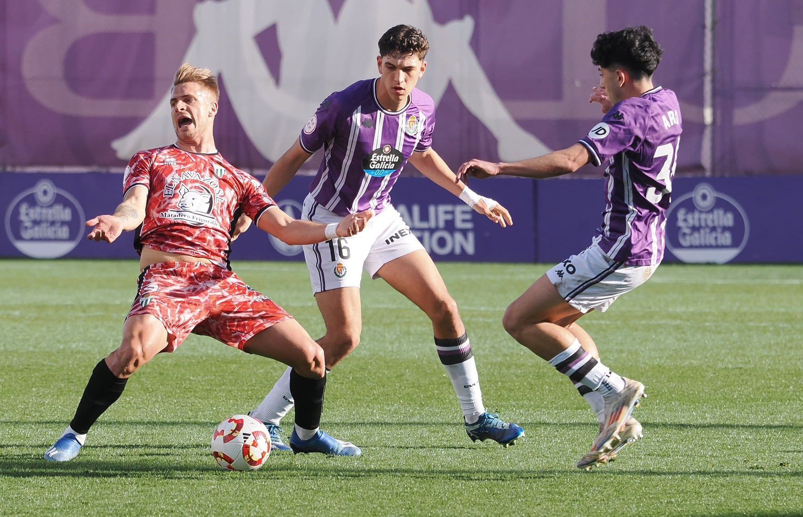 Pana protesta una falta ante el Valladolid Promesas FOTO CD GUIJUELO